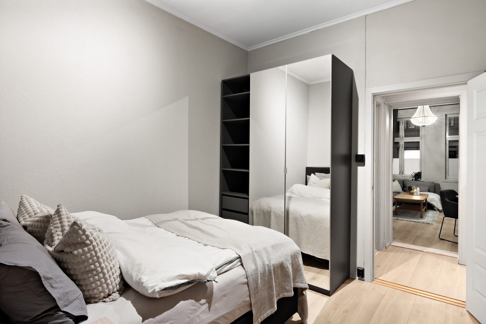 Et romslig soverom med plass til dobbeltseng, nattbord og garderobeskap. Galleribilde