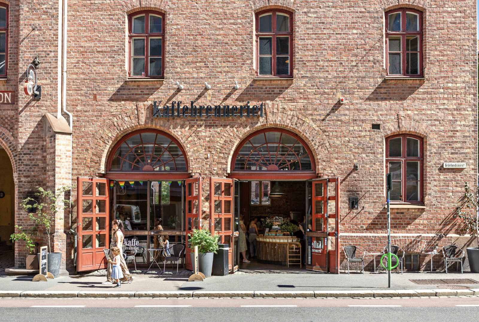 Like utenfor døren finner du flere kafeer og spisesteder. Galleribilde