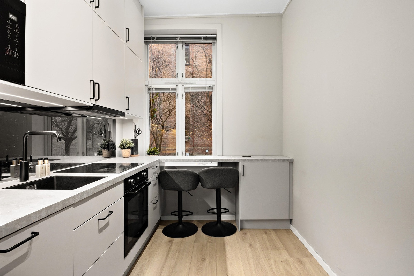 Kjøkkenet har gode muligheter for egen spisegruppe. Galleribilde