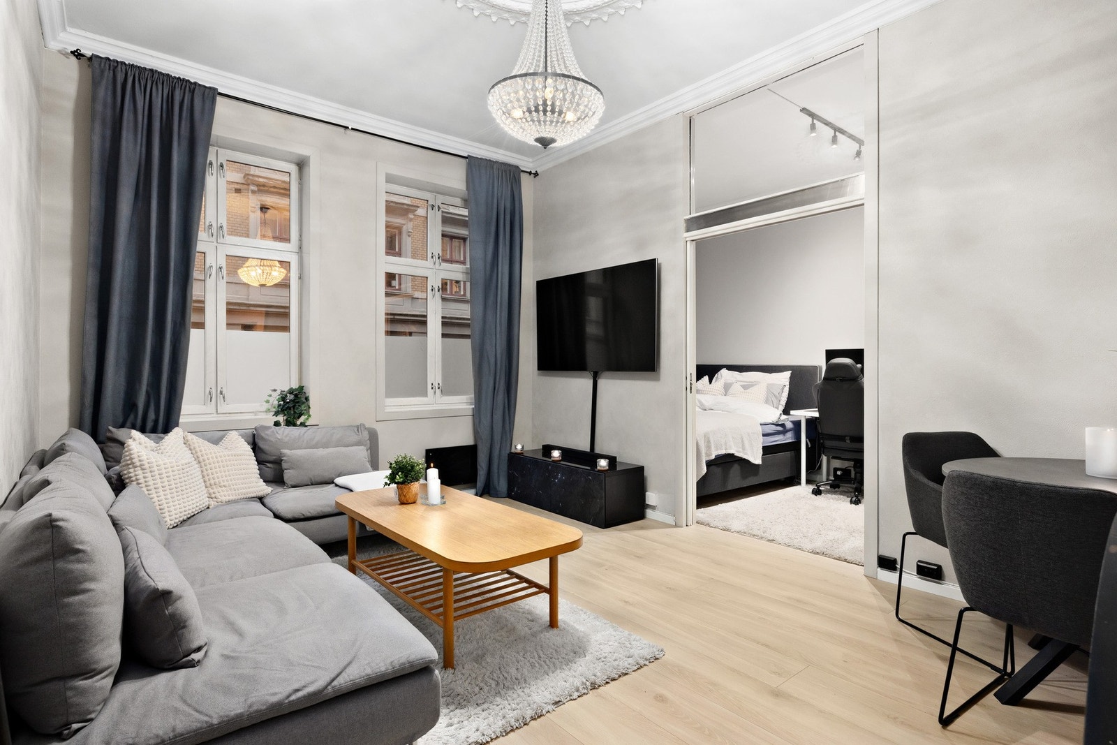 En luftig stue med gode vindusflater som slipper rikelig med lys inn. Galleribilde