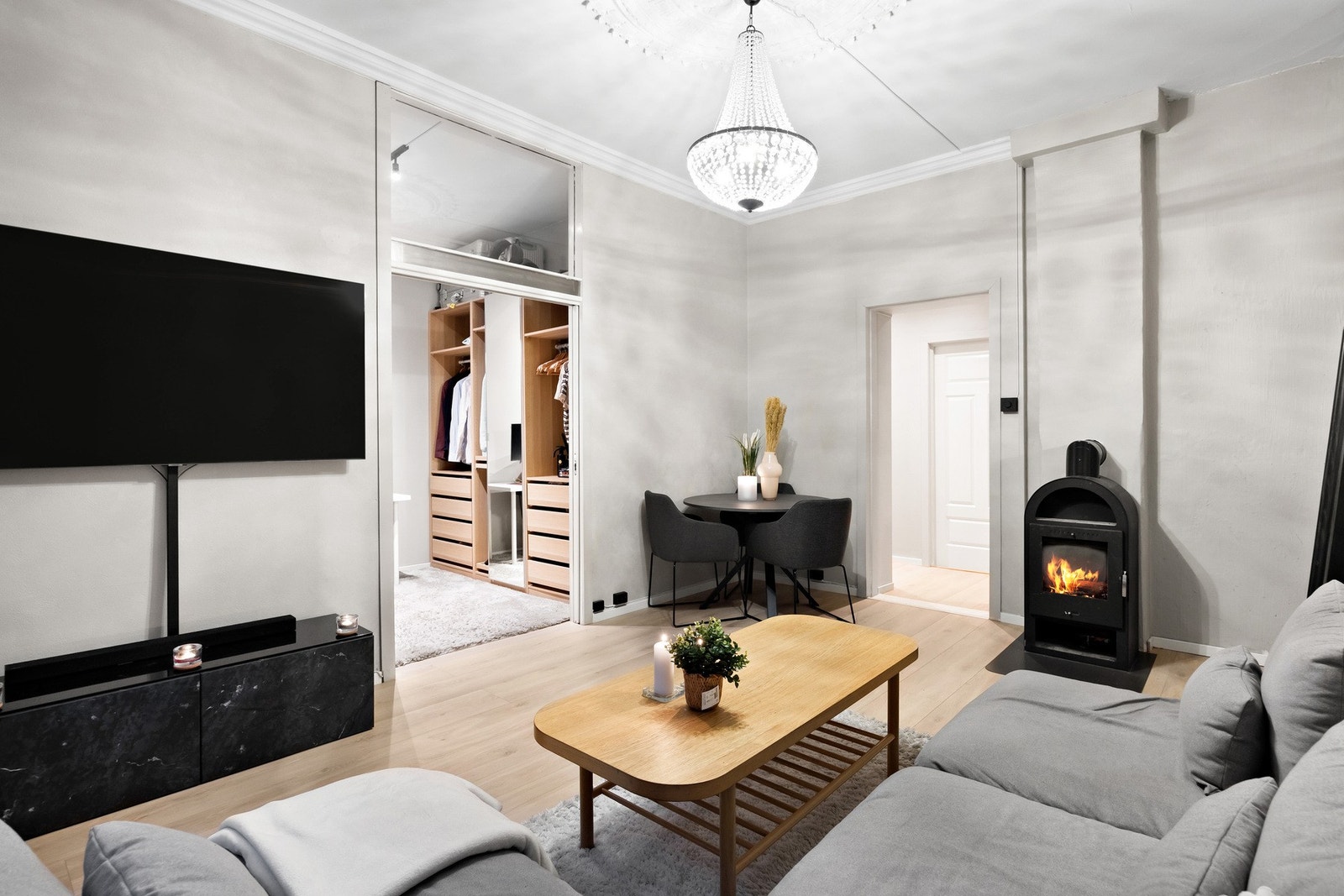 Stuen har gode innredningsmuligheter med sofa, beplantning og diverse møblement. Galleribilde