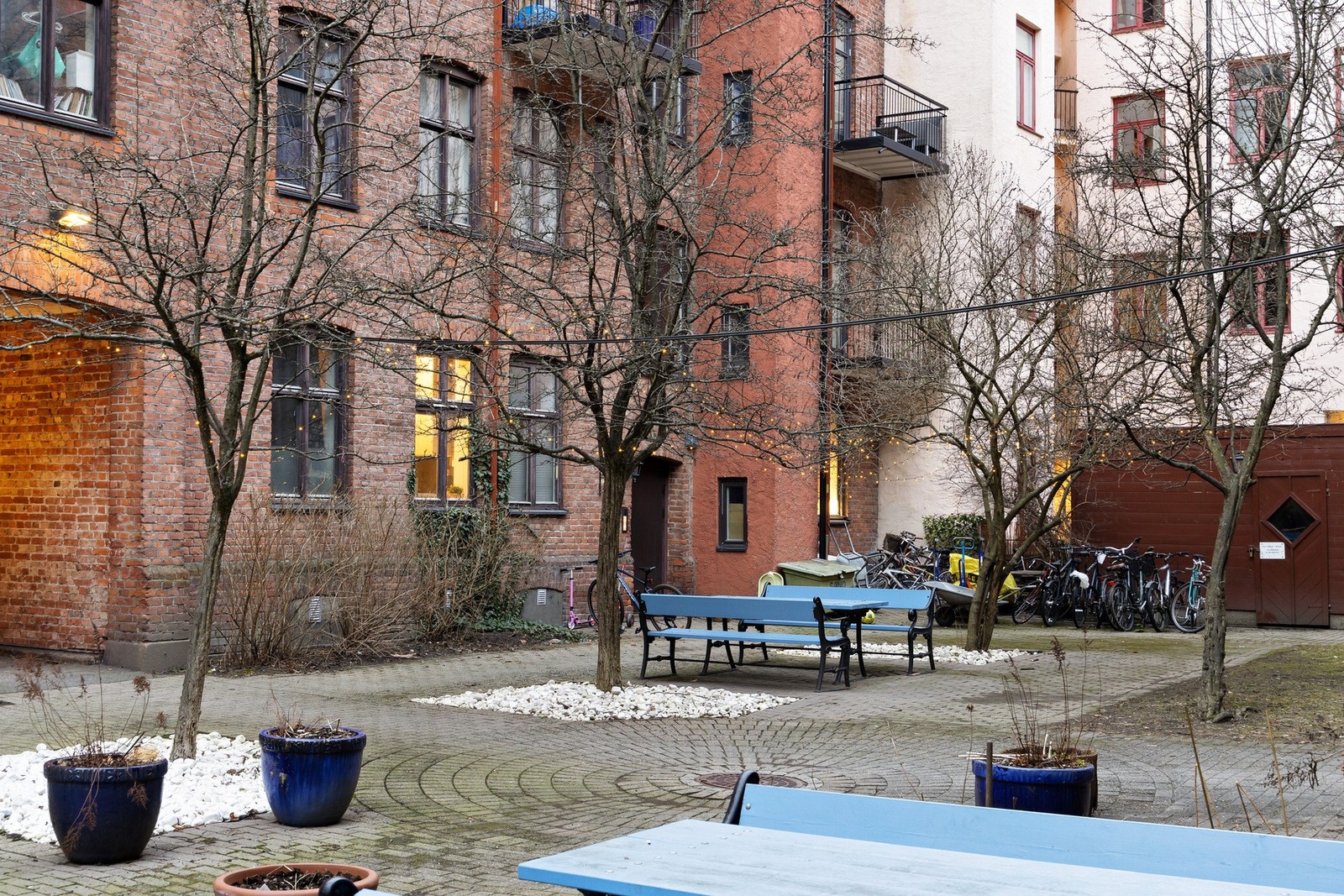 Borettslaget har pent opparbeidet bakgård med sittegrupper, belysning og trær. Galleribilde