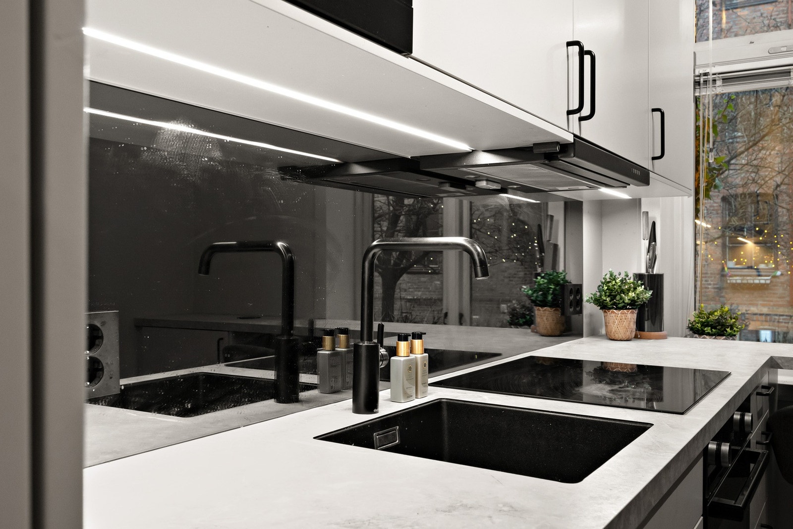 Kjøkkenet er utstyrt med hvitevarer som komfyr, mikro, platetopp, kjøleskap og oppvaskmaskin. Galleribilde