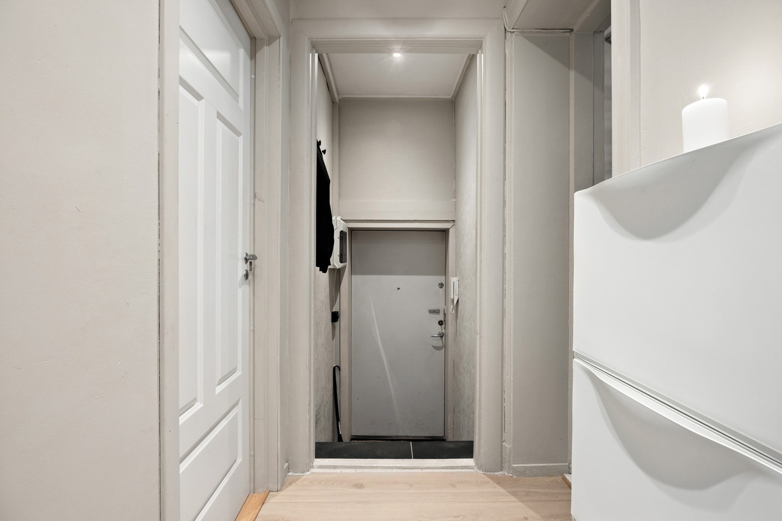 Romslig entré med god plass til ønskelig garderobemøblement. Galleribilde