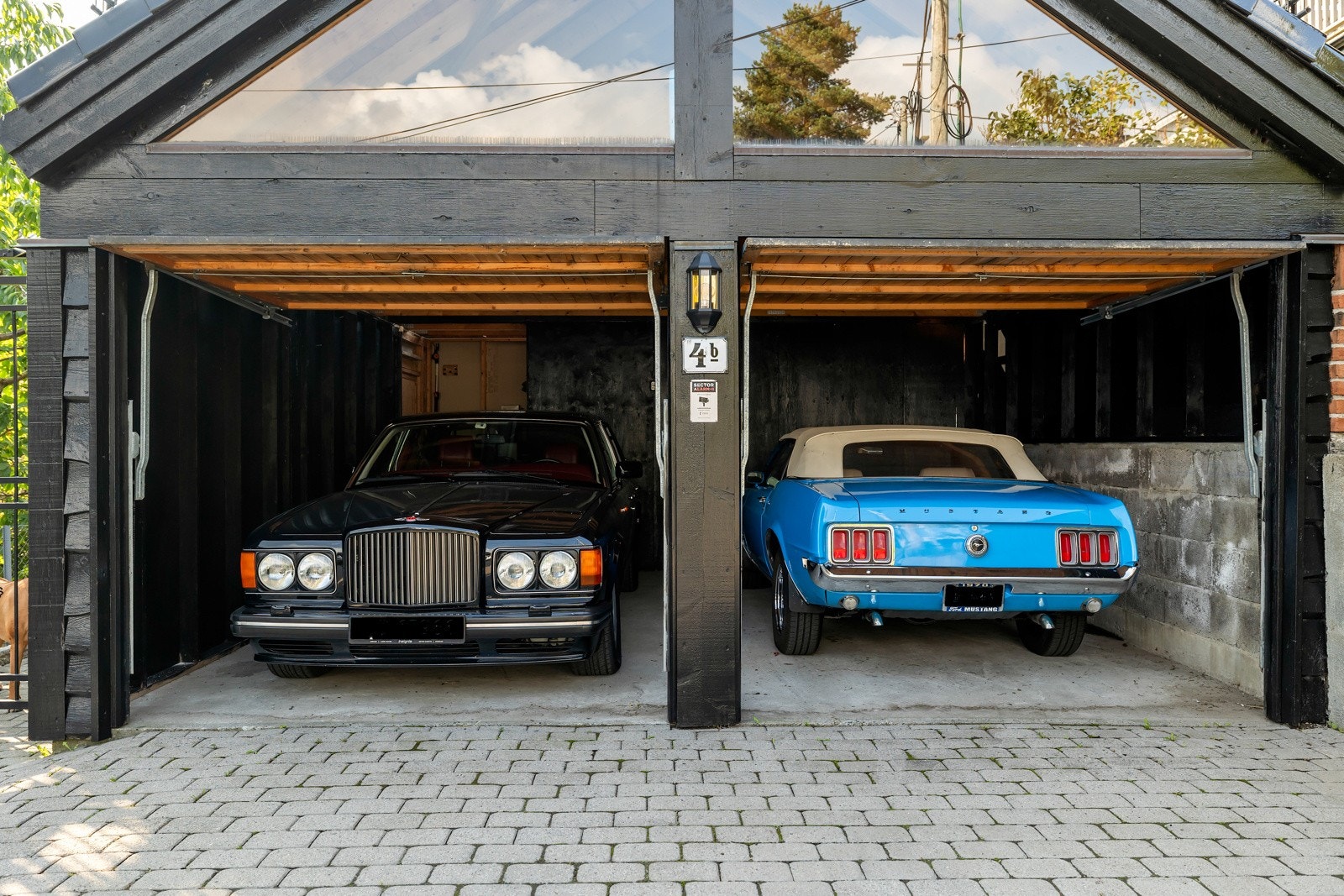 På gårdsplassen er det en romslig dobbeltgarasje som gir gode parkeringsmuligheter. Galleribilde