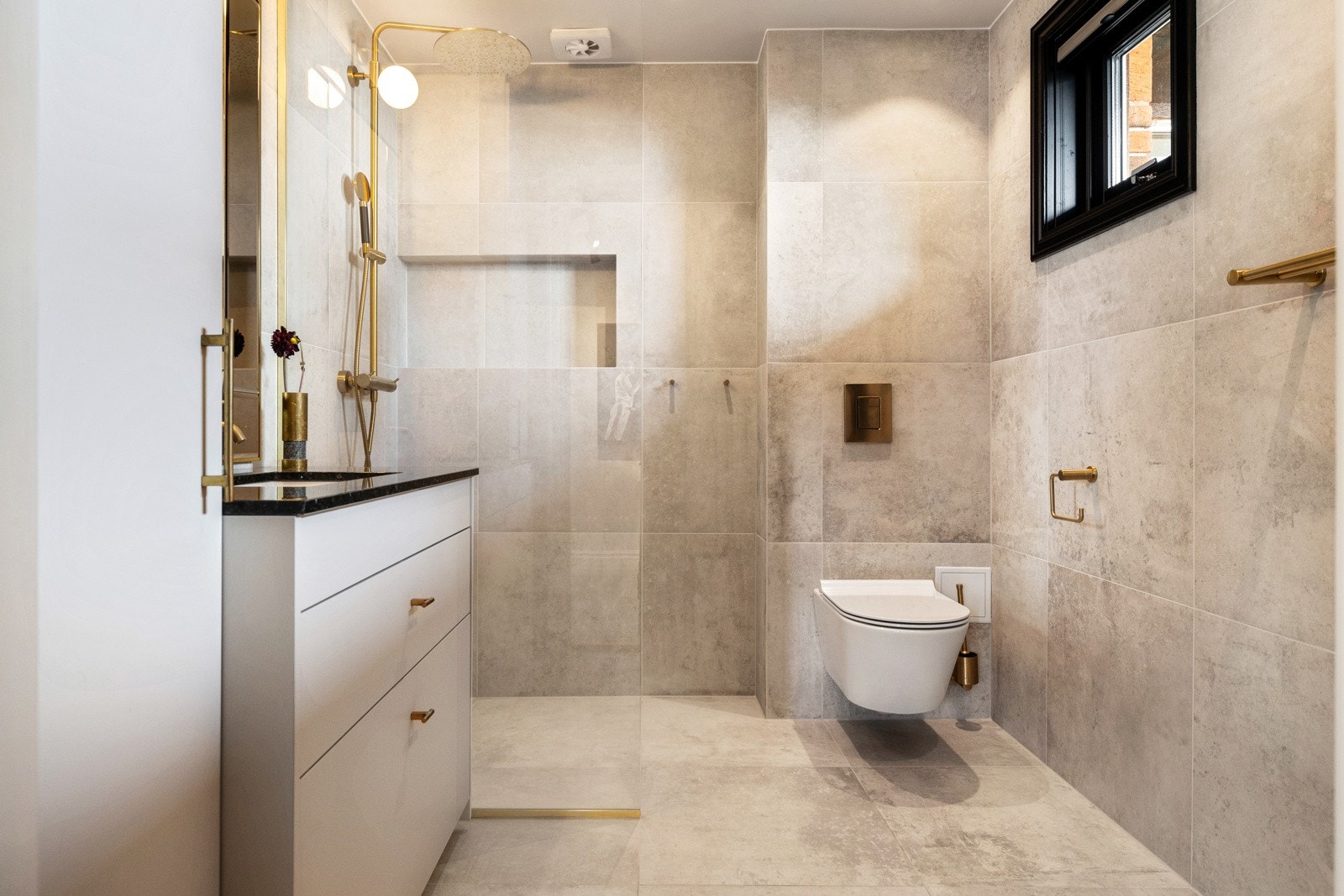 Badet er stilfullt flislagt med moderne fliser og utstyrt med behagelig gulvvarme. Galleribilde
