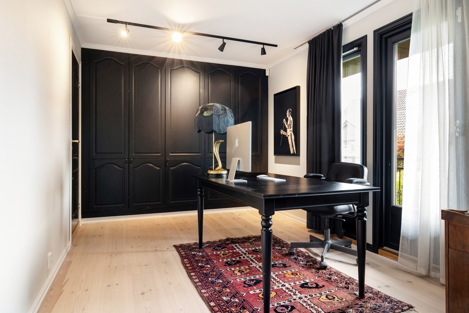 Romslig soverom med tilgang til eget bad, som for øyeblikket benyttes som kontor. Galleribilde