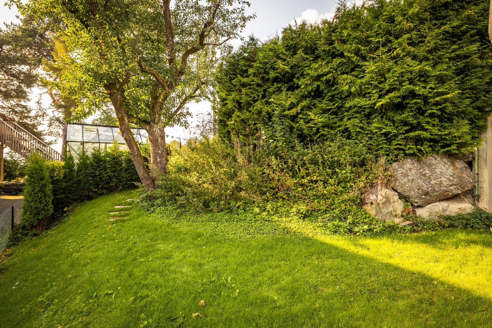 Rundt hele tomten er det etablert et nytt gjerde som skaper en trygg og sikker lekeplass for både barn og hunder. Galleribilde
