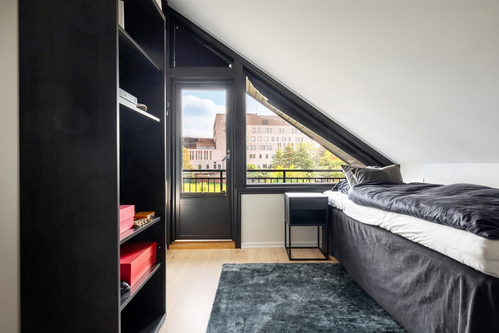 Soverom tre og fire har begge utgang til den sørvendte balkongen med utsikt over den flotte hagen. Galleribilde