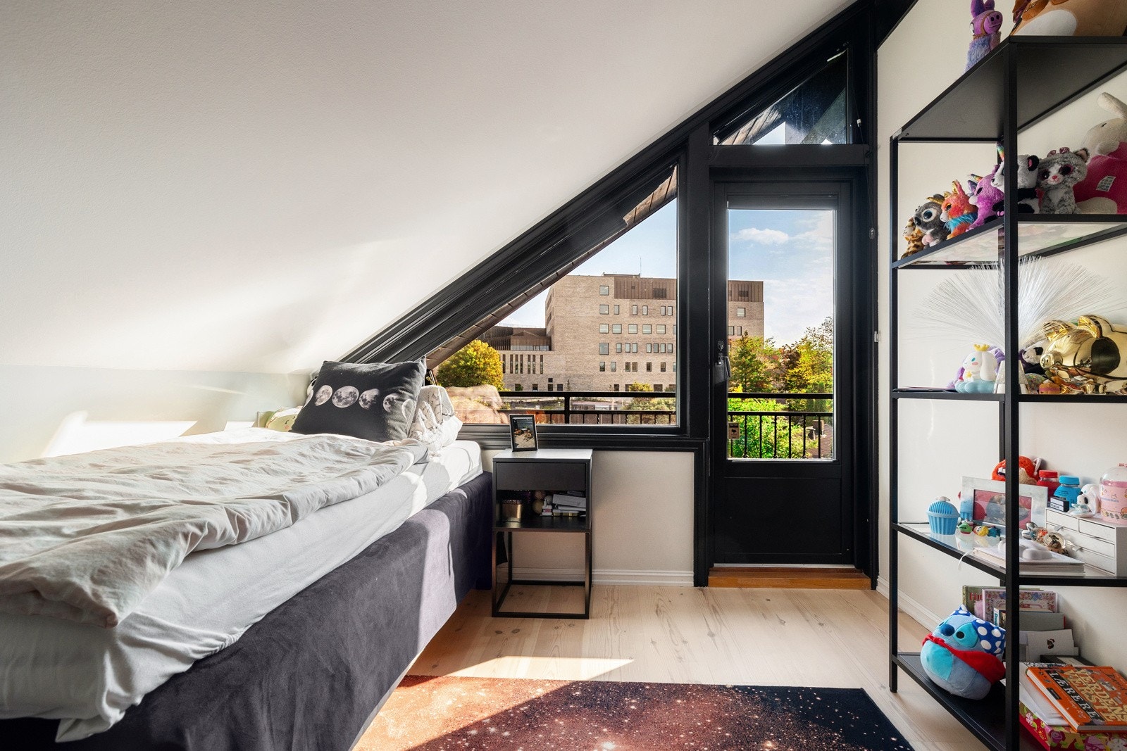 Disse rommene er perfekte som barnerom, gjesterom eller kontor, og har plass til seng, nattbord og oppbevaring. Galleribilde
