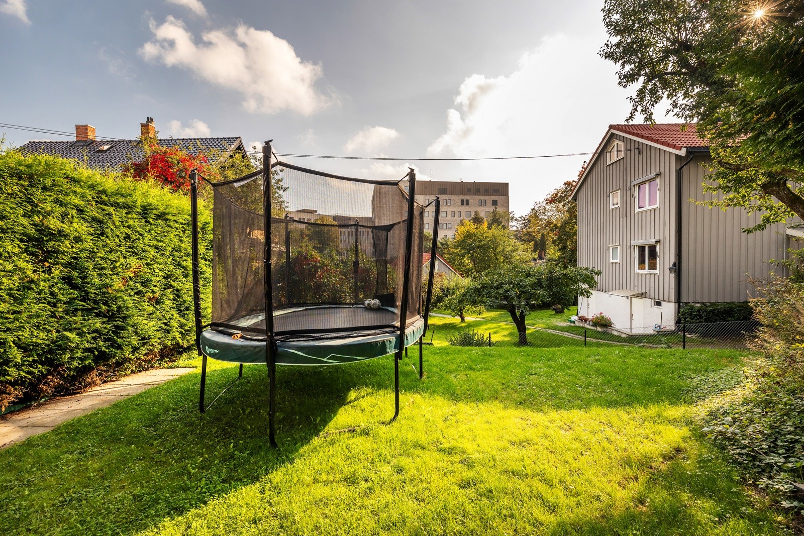 Hagen har rikelig med boltreplass som gjør rom for en rekke utendørsaktiviteter året rundt, inkludert god plass til trampoline og andre lekeaktiviteter. Galleribilde