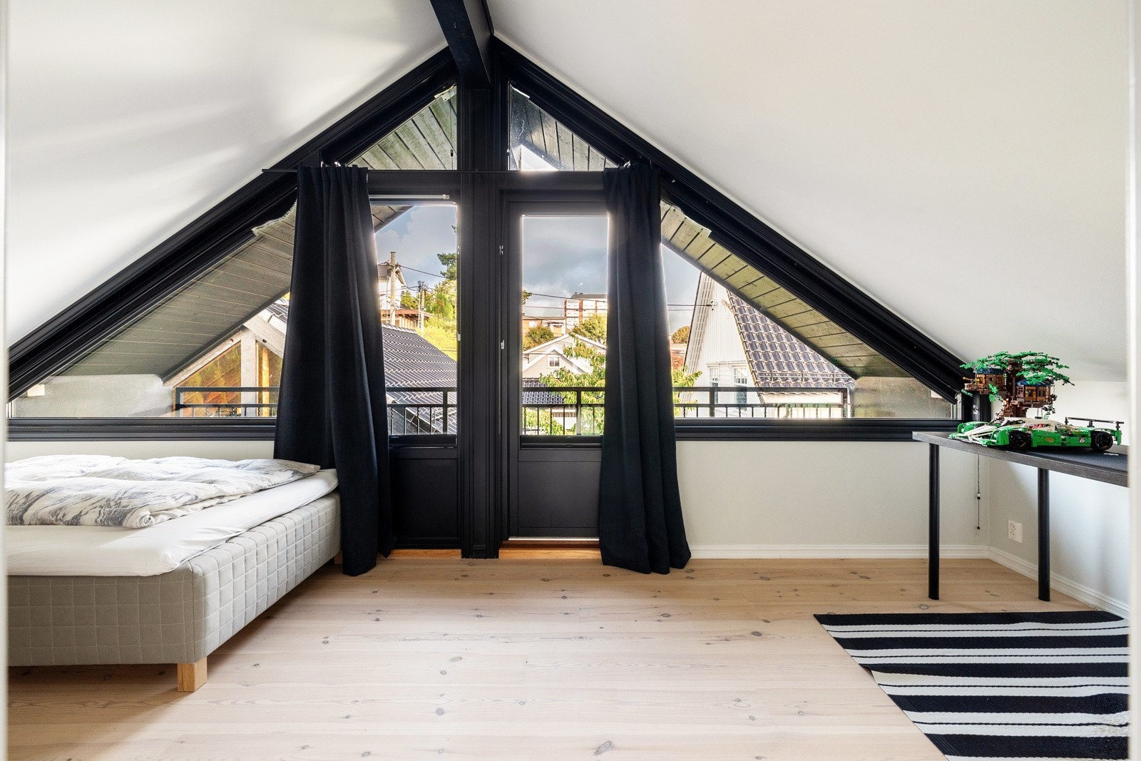 Det er videre god plass til kommode eller garderobeløsning. Galleribilde