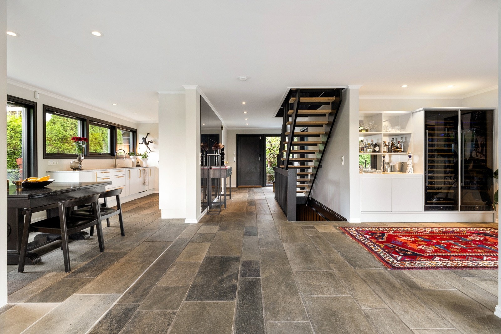 Velkommen inn - En lekker og romslig entré som gir et godt førsteinntrykk av huset. Galleribilde