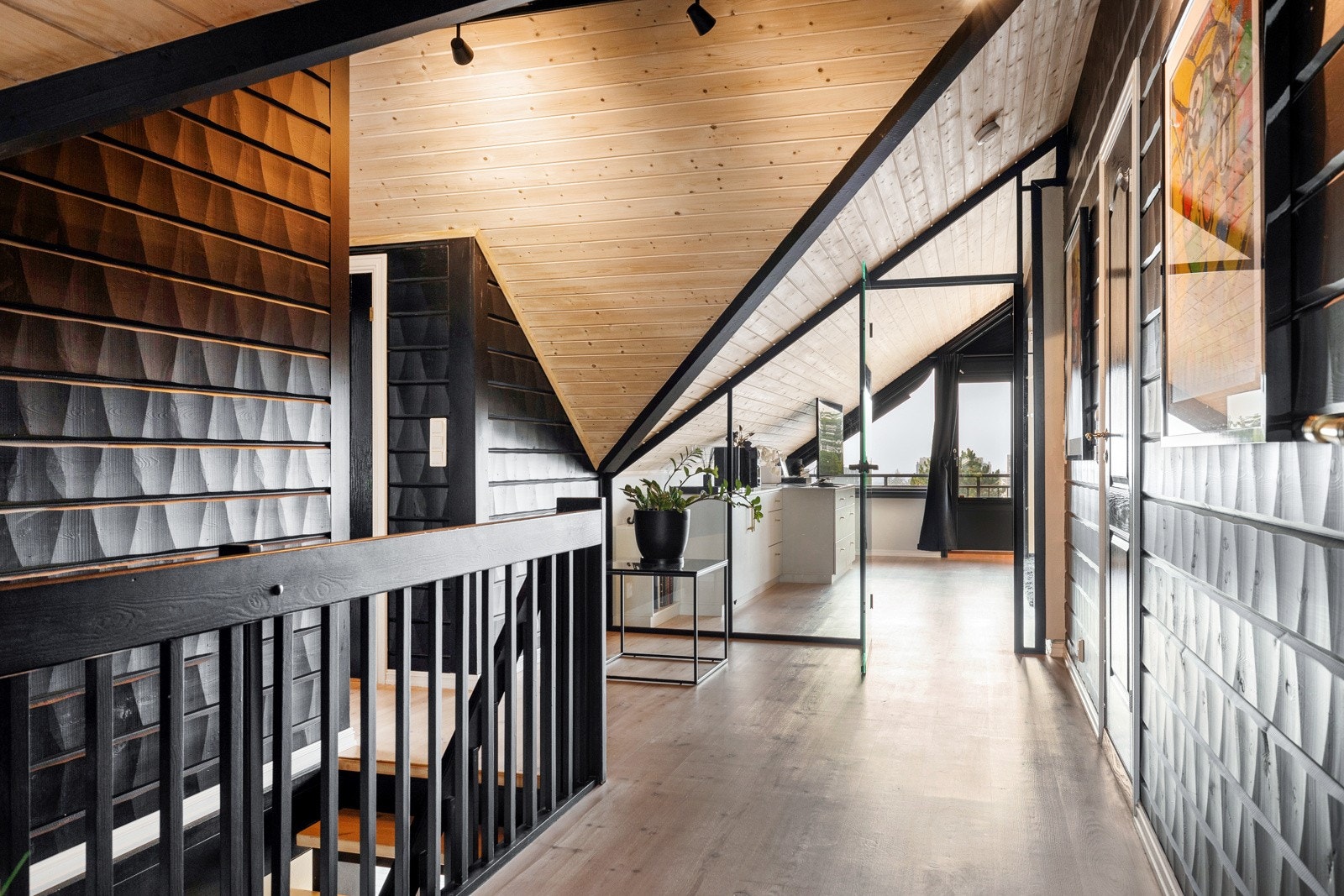 Huset har en svært familievennlig planløsning med fire soverom samlet i en egen soveromsfløy i andre etasje. Galleribilde