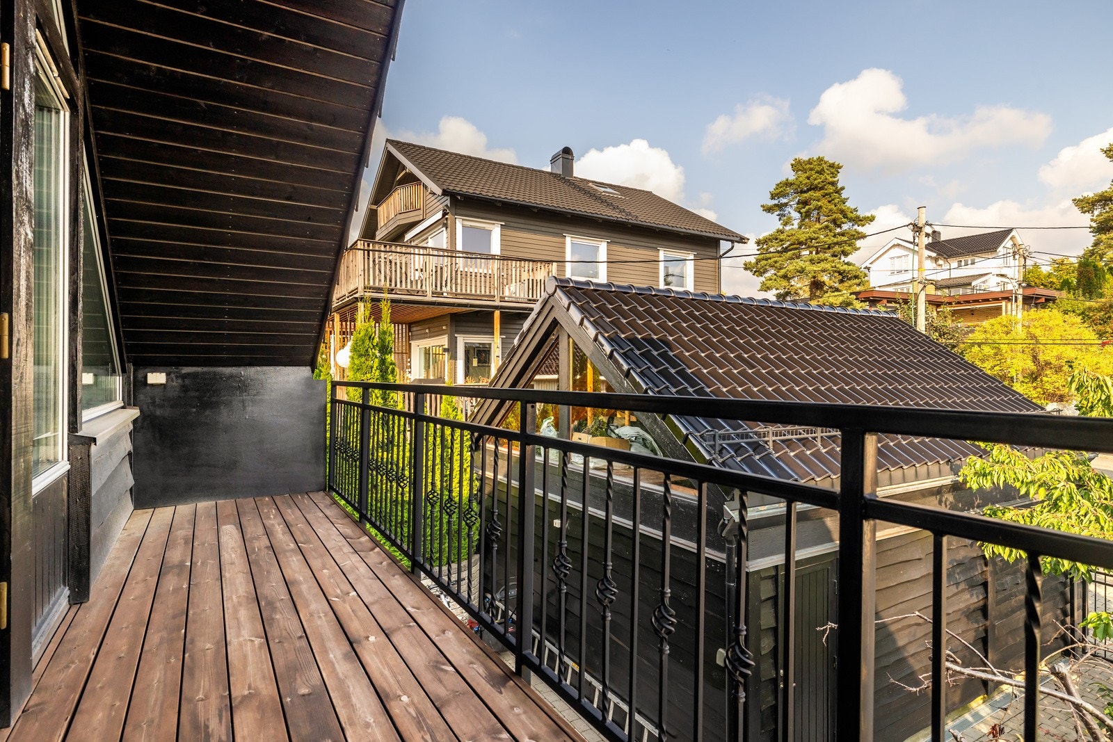 Utgang til en nordøstvendt balkong, hvor morgensolen kan nytes. Galleribilde