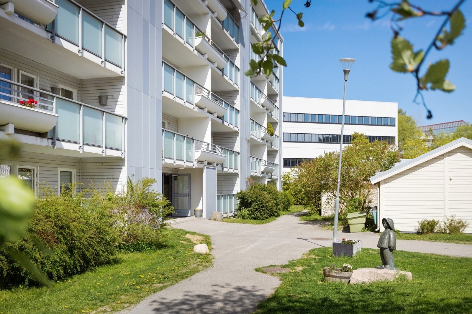 Leiligheten har en flott beliggenhet innerst i blindvei, med skog/friområder som nærmeste nabo Galleribilde