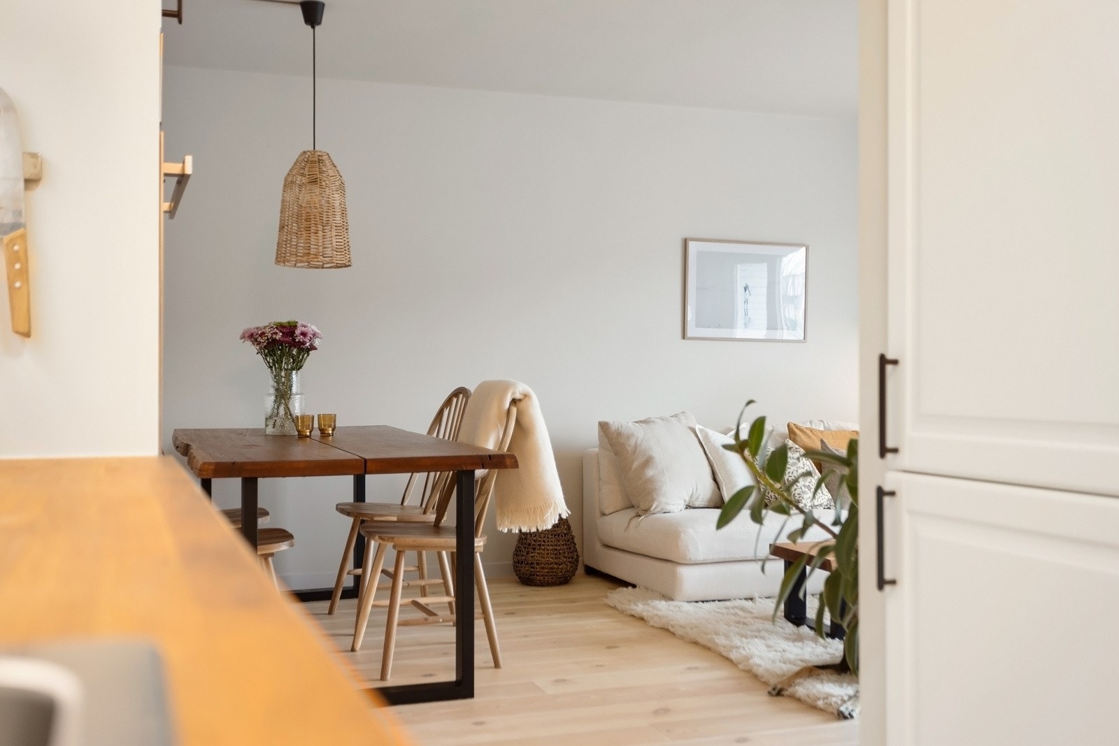 IKEA kjøkkeninnredning fra 2018 med hvitmalte profilerte fronter og benkeplater i eik Galleribilde