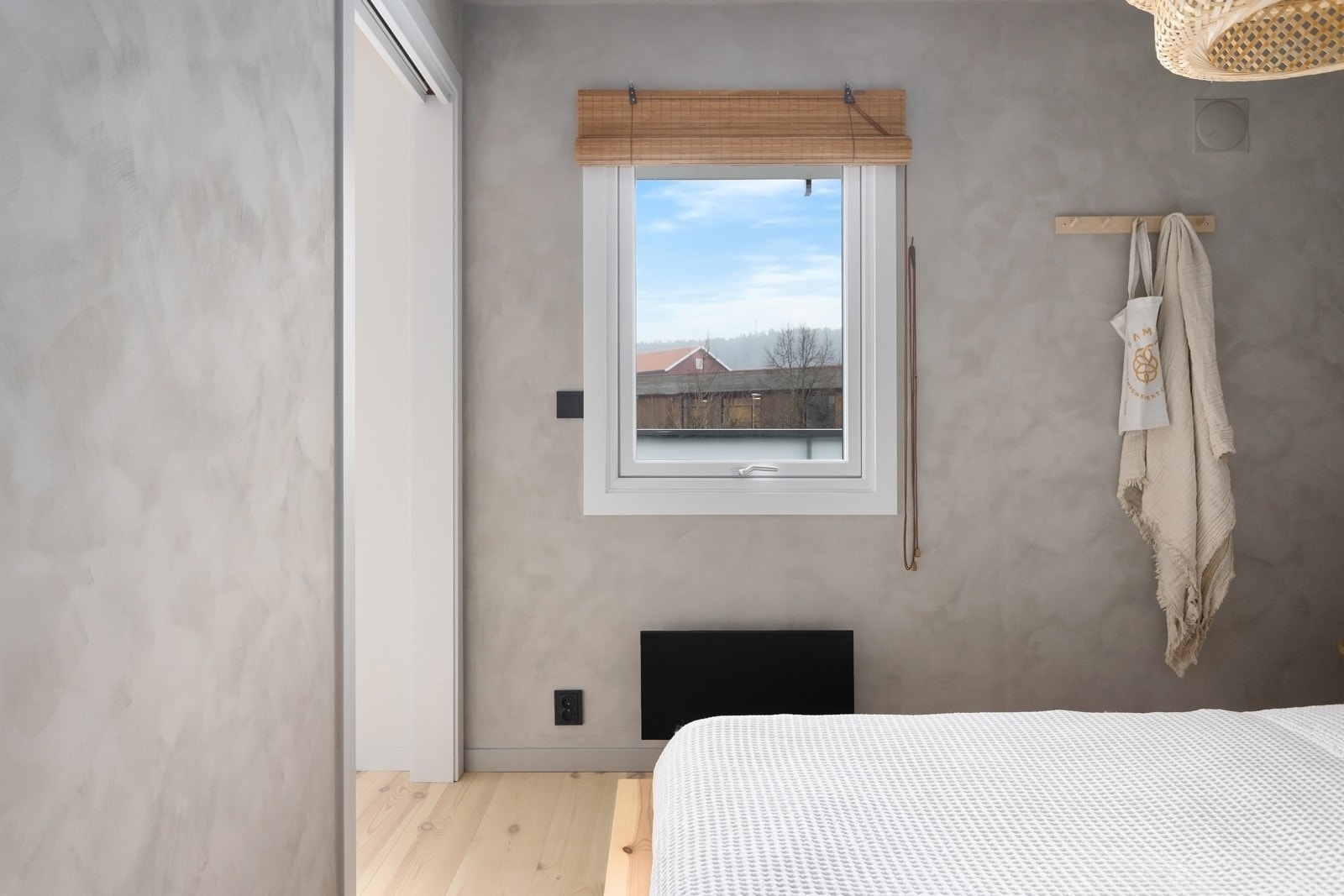 1-stavs furuparkett og slette flater med kalkmaling Galleribilde