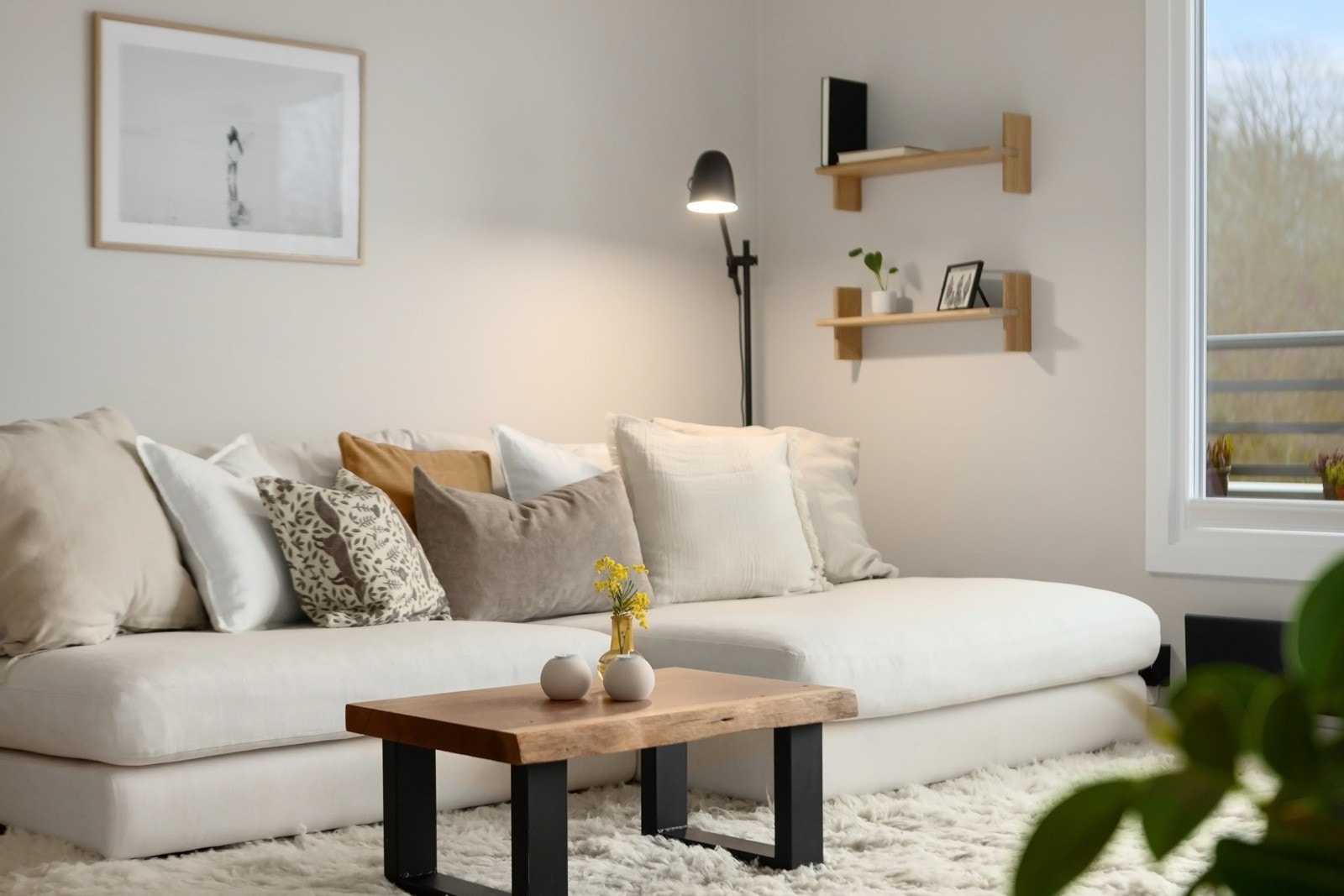 Leiligheten har en pent innredet stue Galleribilde
