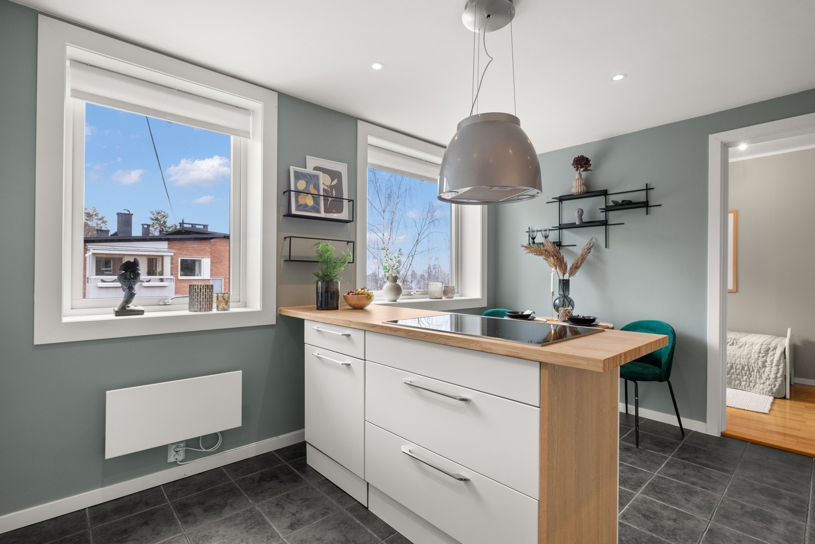 Det er montert downlights i takhimlingen Galleribilde
