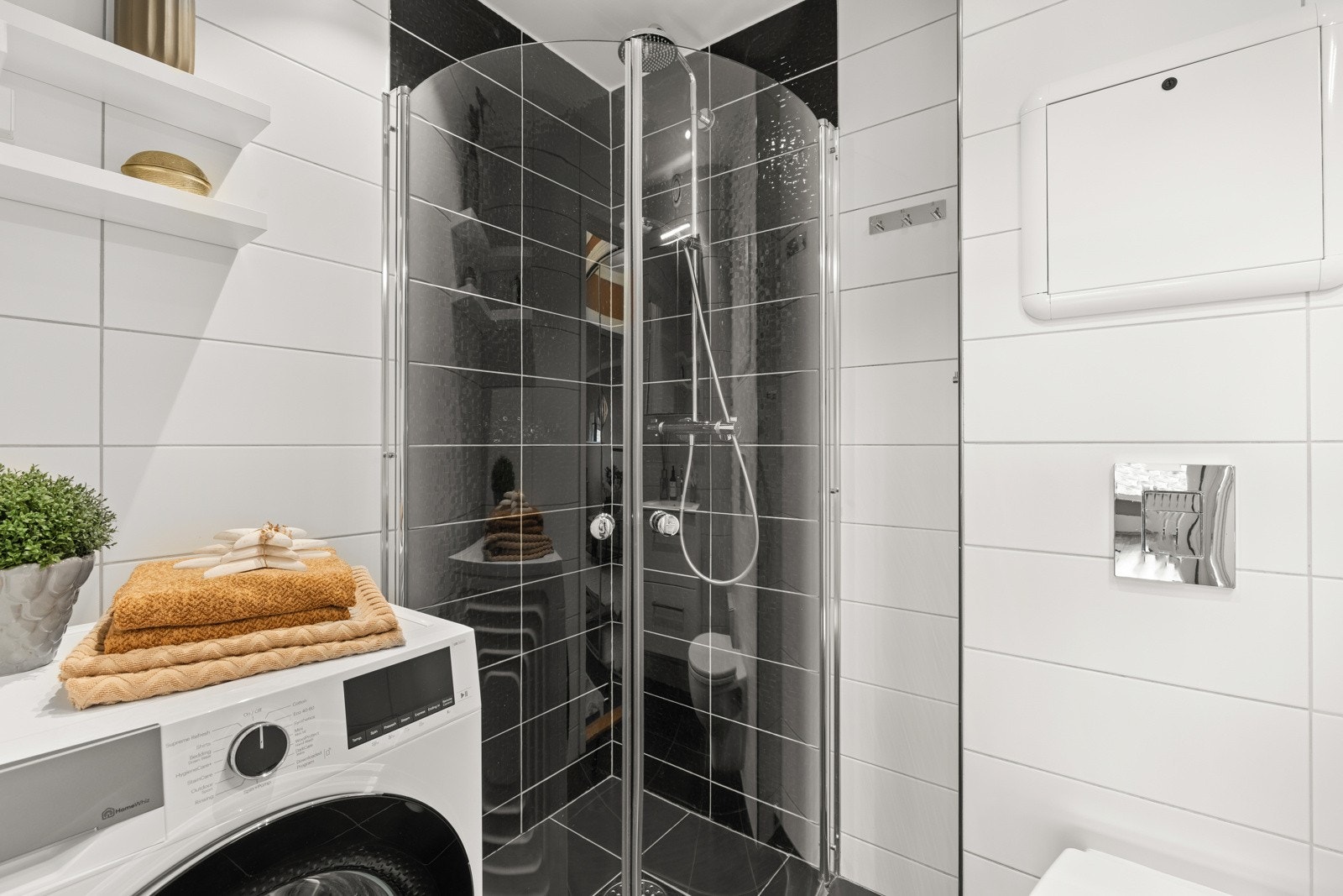 Baderommet er utstyrt med bl.a. downlights, vegghengt wc og opplegg for vaskemaskin Galleribilde