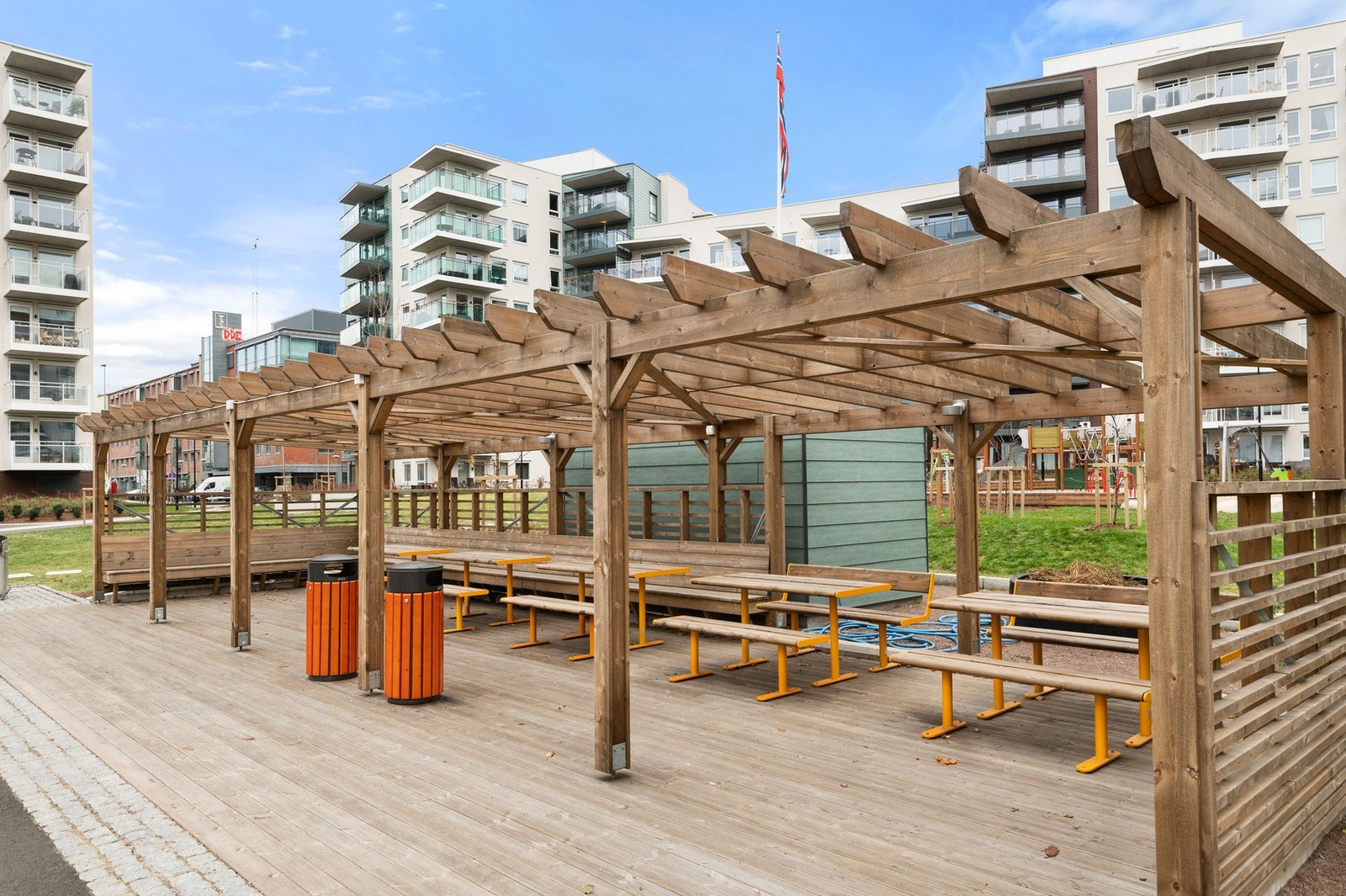 Det er flere benker og sittegrupper rundt om i bakgården. Galleribilde