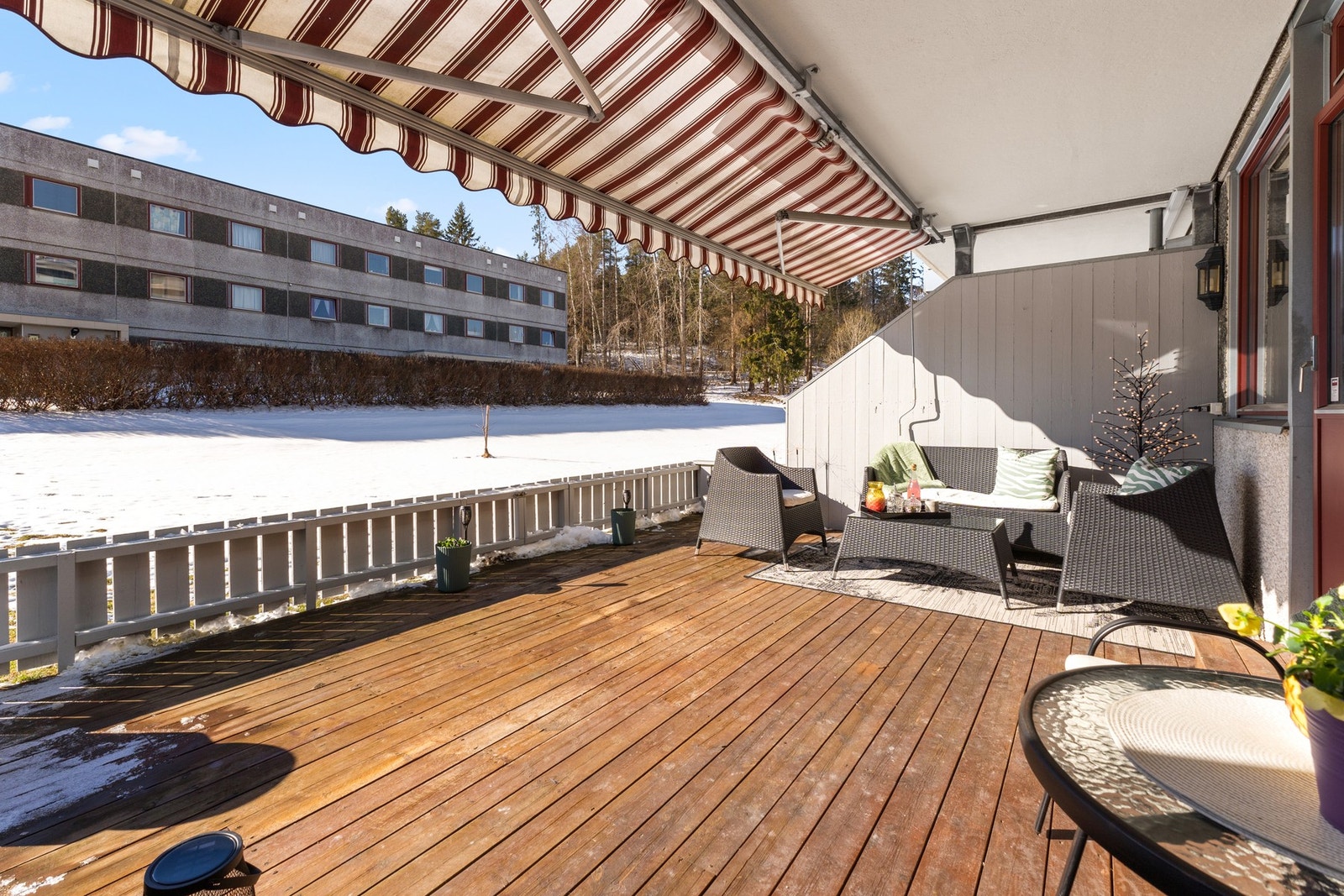 Sydvestvendt terrasse på omtrent 24 kvadratmeter. Galleribilde