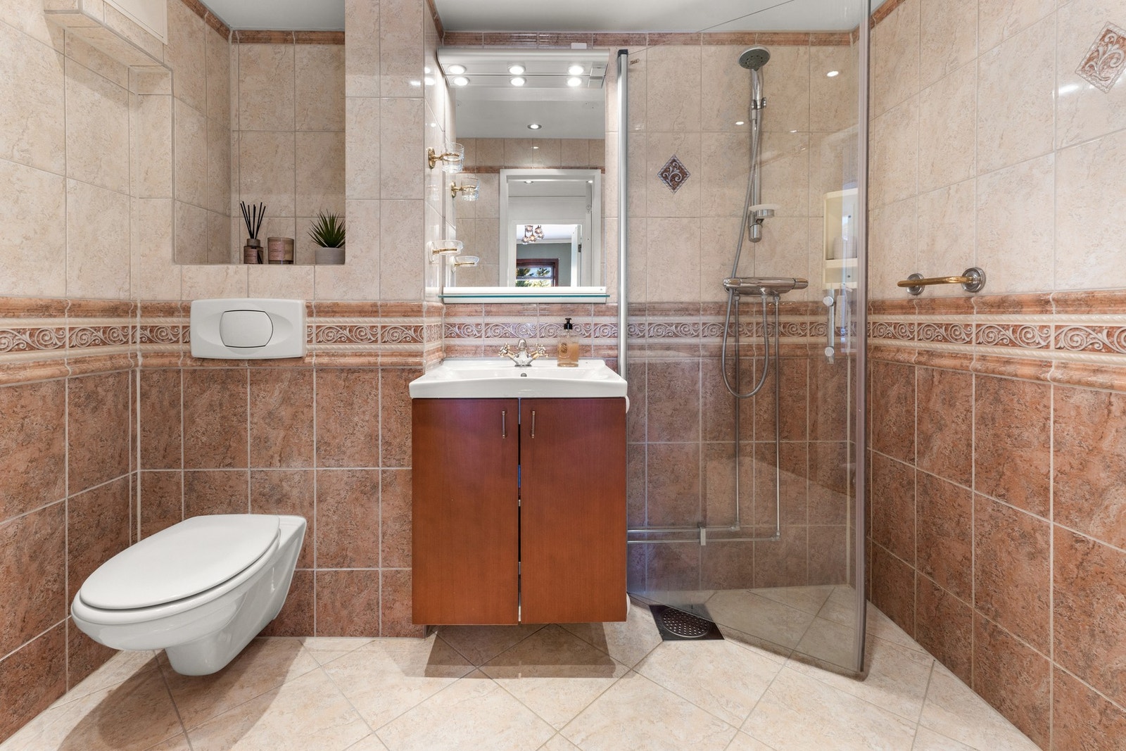 I tillegg til badet, inneholder leiligheten også et separat vaskerom. Galleribilde