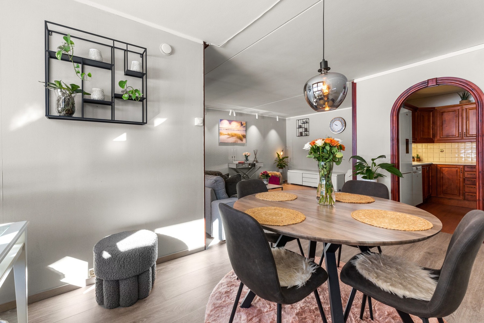 God plass til både sofa, stuebord og spiseplass Galleribilde