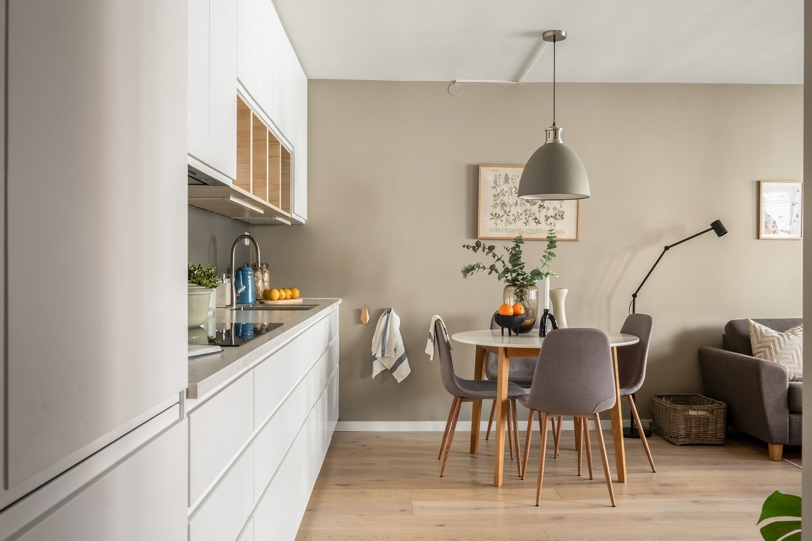 Leiligheten er ombygget i regi av nåværende eier - Det er mulig å tilbakeføre leiligheten til en 4-roms ved å utvide stuen/kjøkkenet der det ene soverommet er i dag Galleribilde