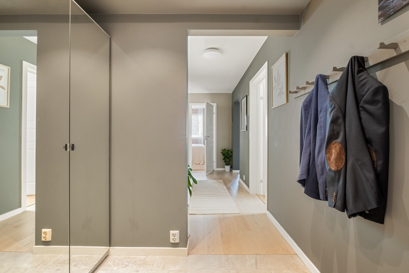 Det første som møter deg i leiligheten er en lys, romslig og innbydende entré som gir et godt førsteinntrykk av leiligheten Galleribilde