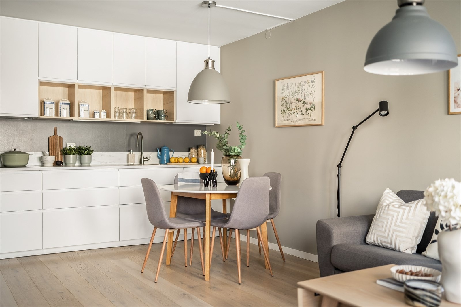 Det er også plass til et hyggelig spisebord i tilknytning til kjøkkenet Galleribilde