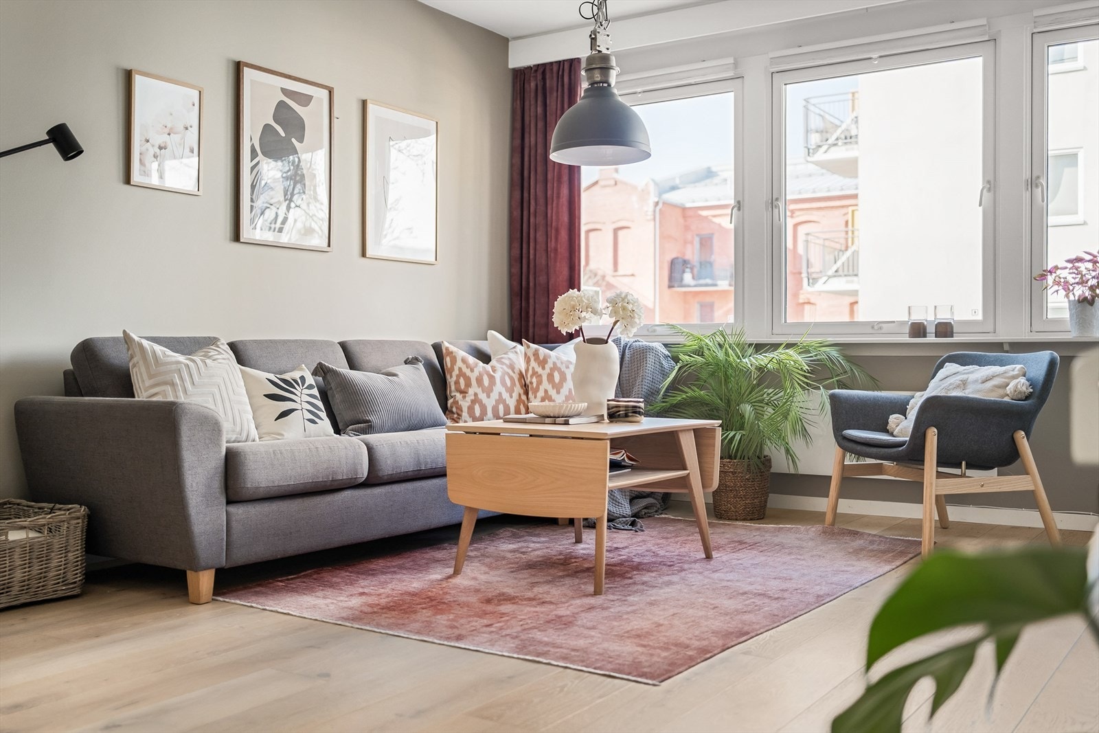 Det er god plass til sofaseksjon med tilhørende stuebord og mediemøbelemnt Galleribilde