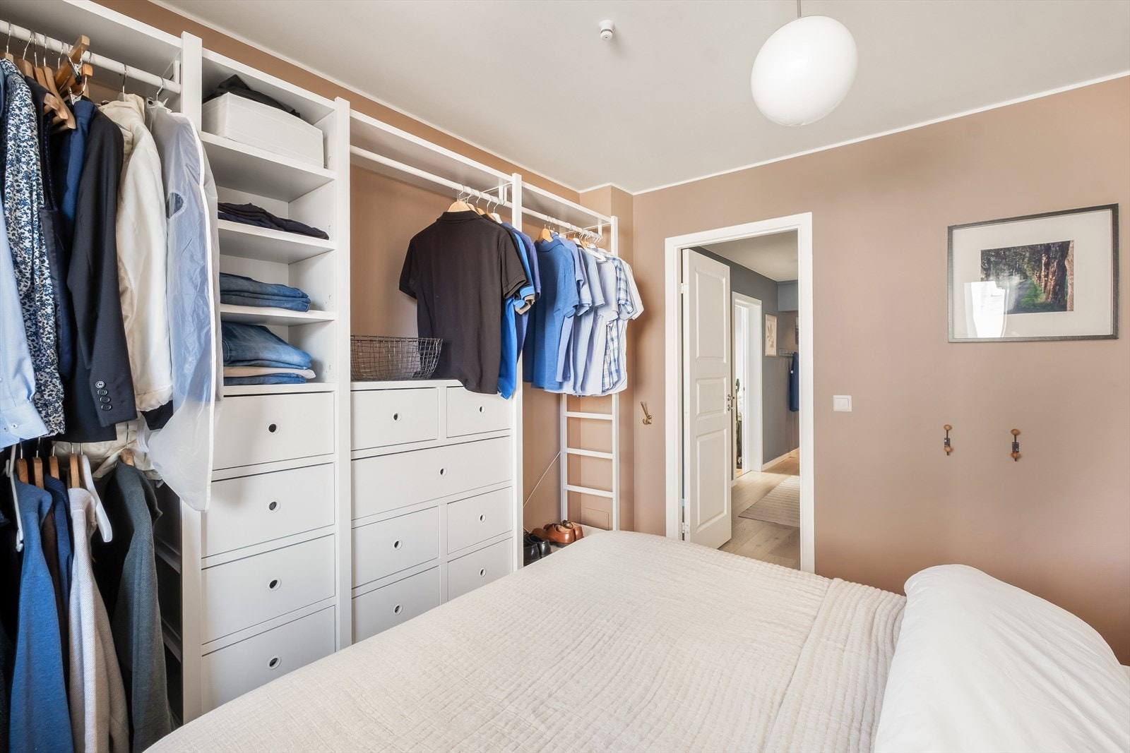 Det er god plass til stor garderobeløsning Galleribilde