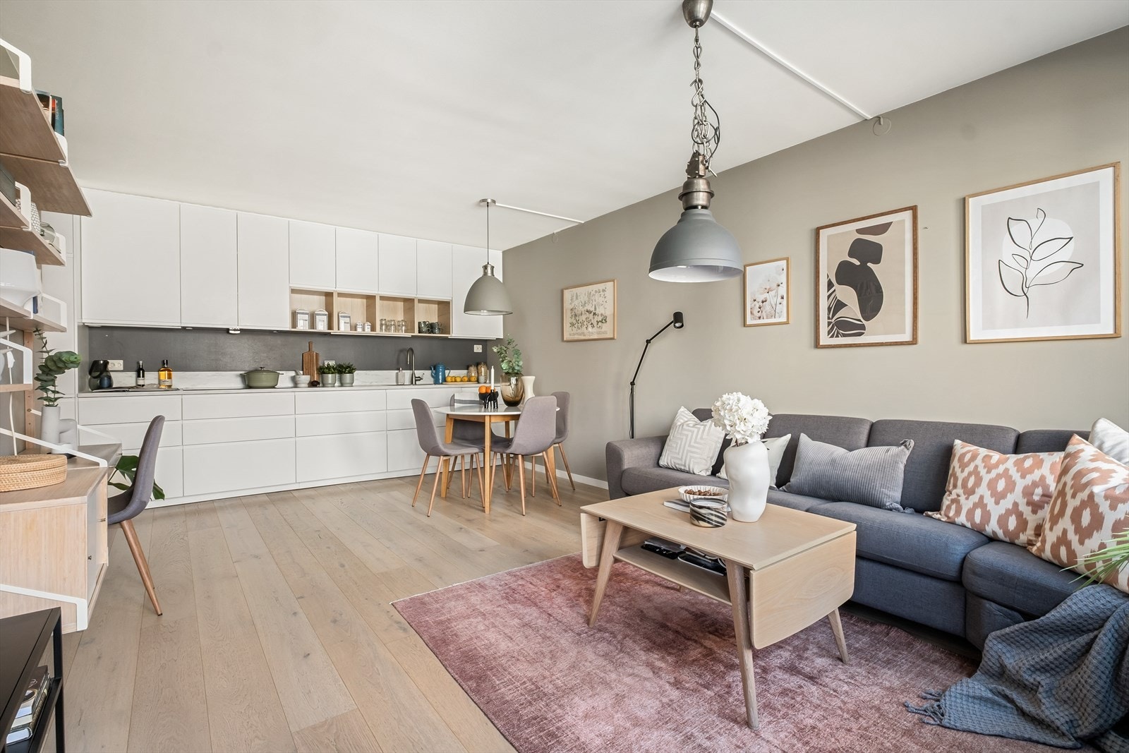 Stuen har lekker 1-stavs parkett og lysmalte overflater Galleribilde