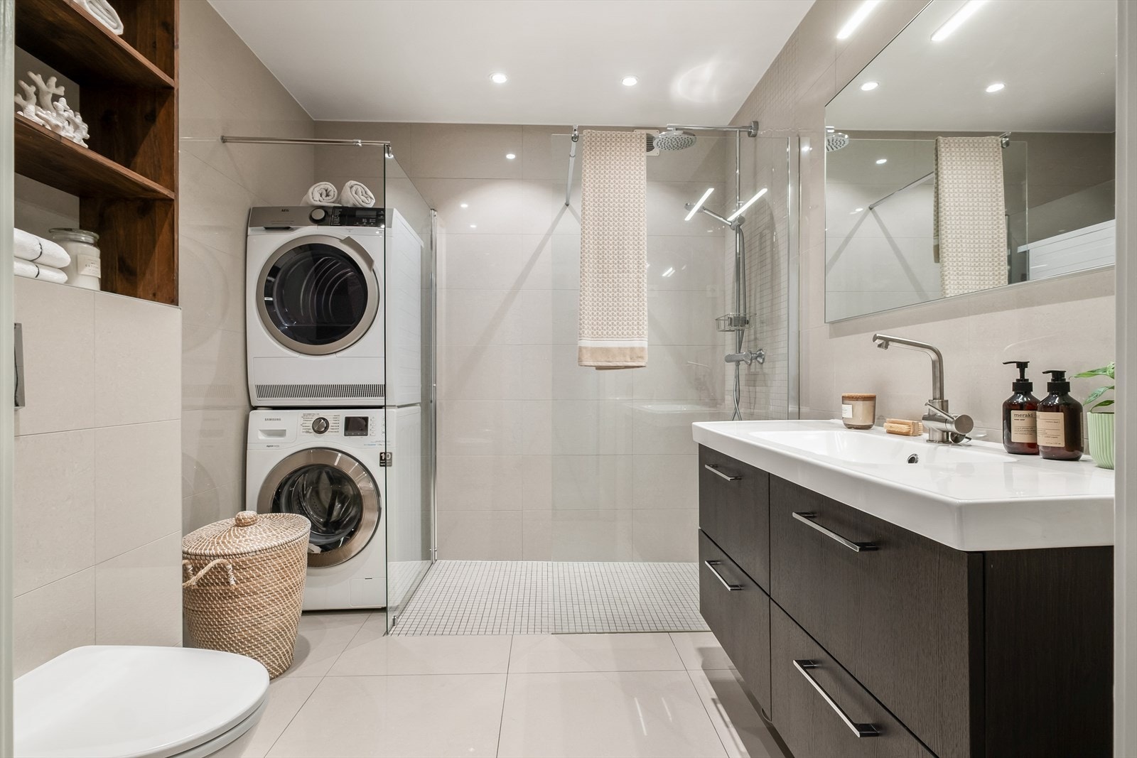 Delikat flislagt baderom fra 2015 med varmekabler i gulv og downlights i himling Galleribilde