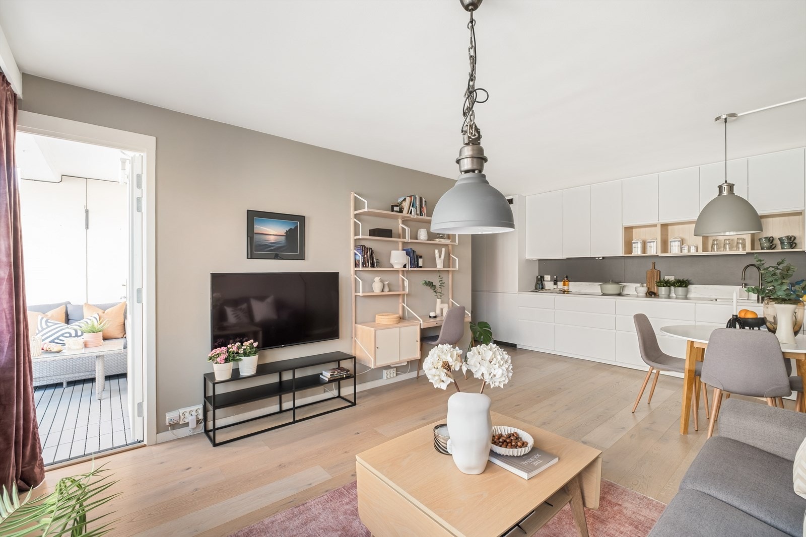 Fra stuen er det videre adkomst til balkongen Galleribilde