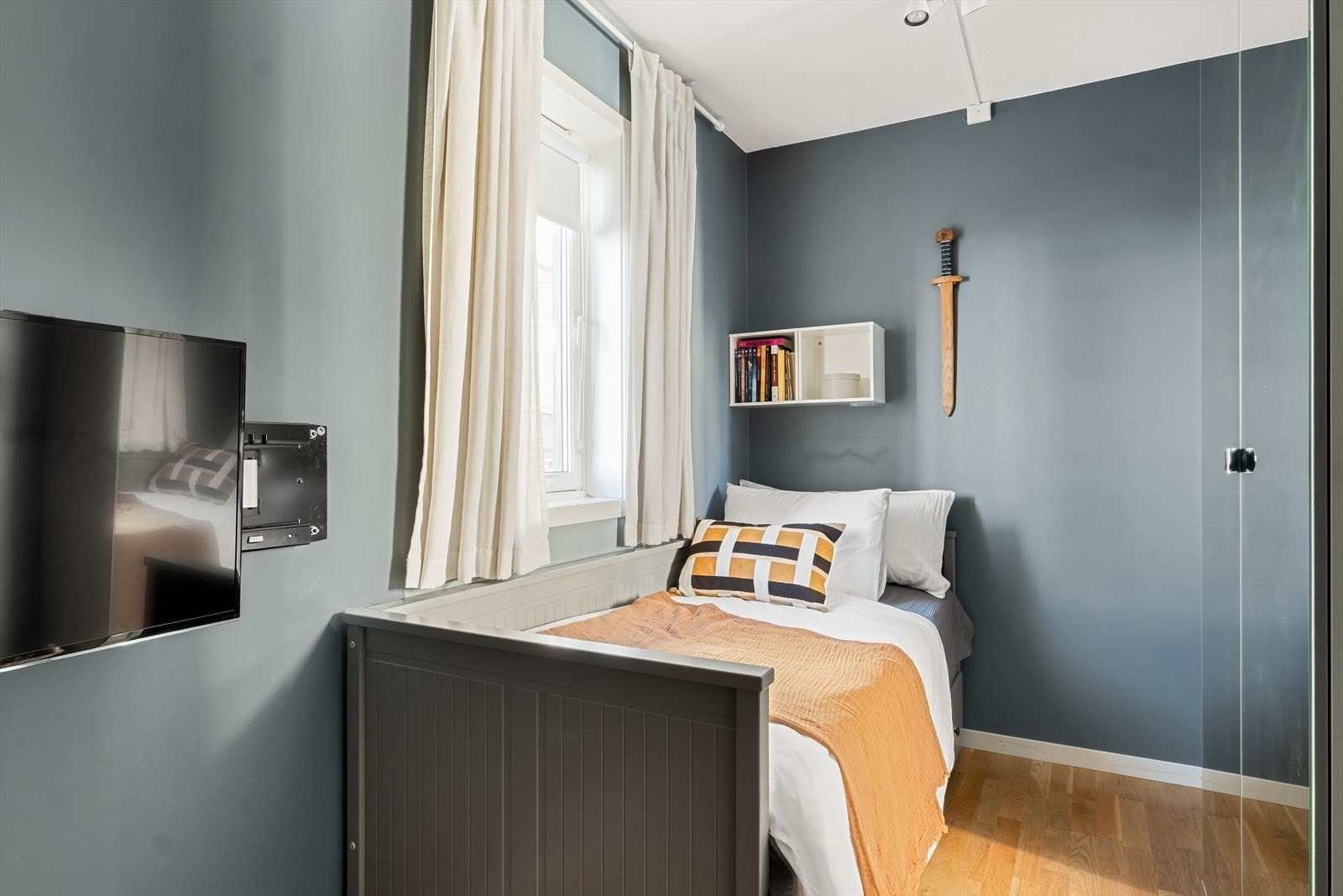 God plass til både seng og garderobeskap Galleribilde