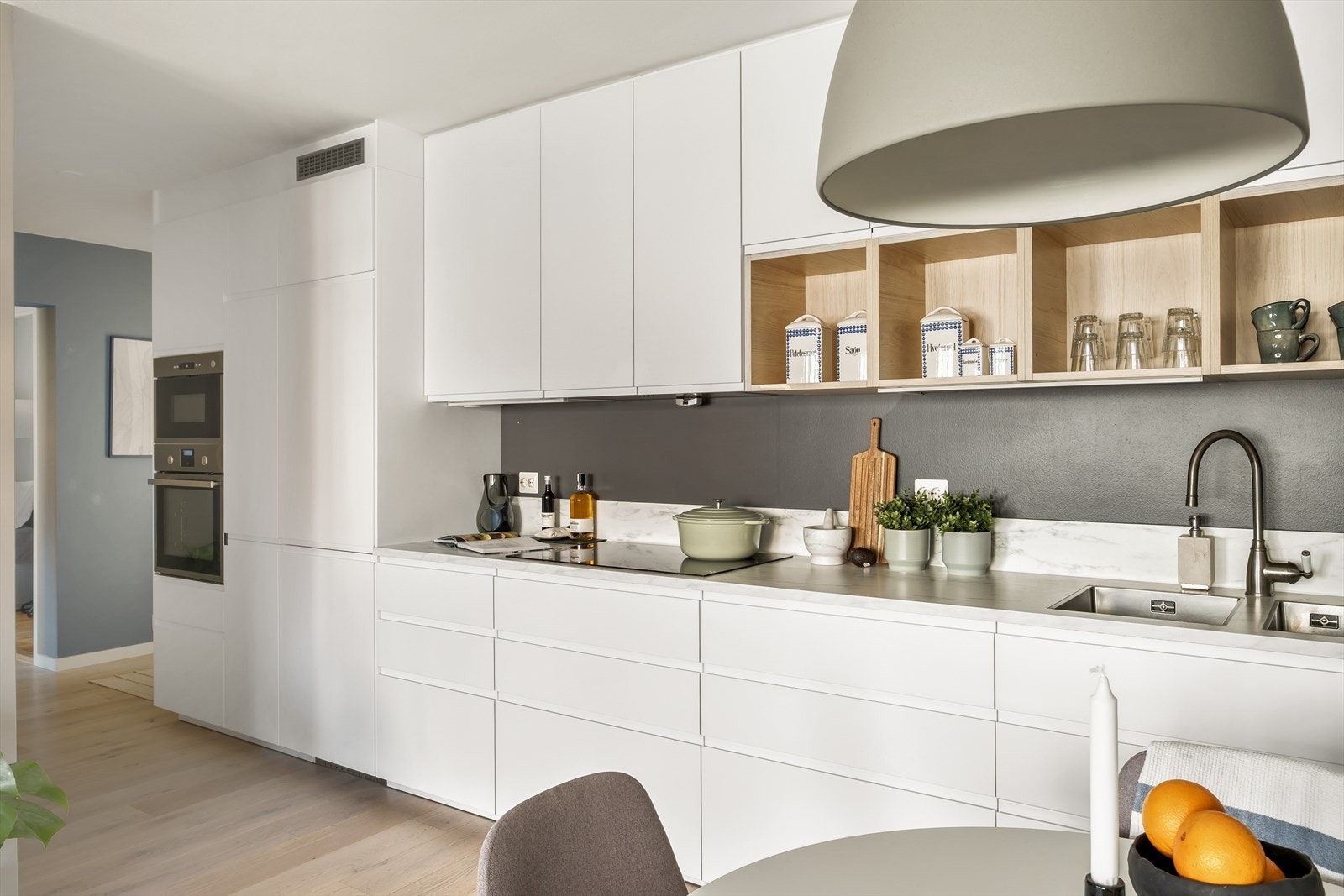 Delikat kjøkken fra 2018 med en tidløs innredning - Glatte fronter med innfelte håndtak Galleribilde