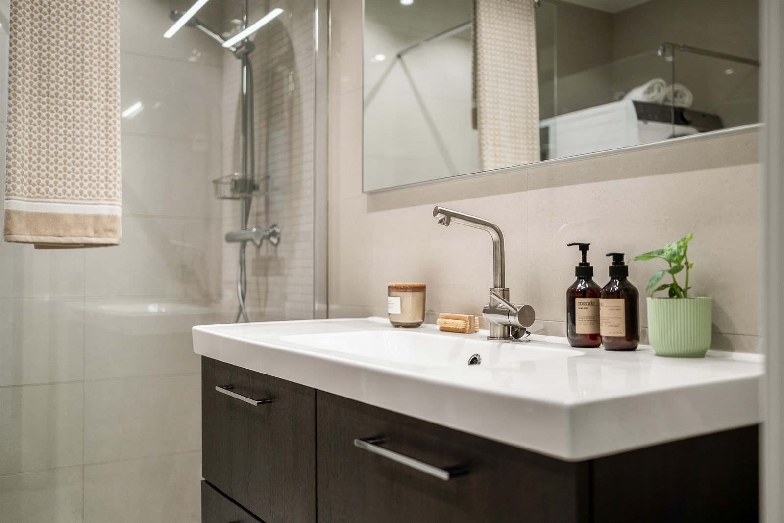 Moderne innredning med servant nedfelt i innredning og speil med integrert lys Galleribilde