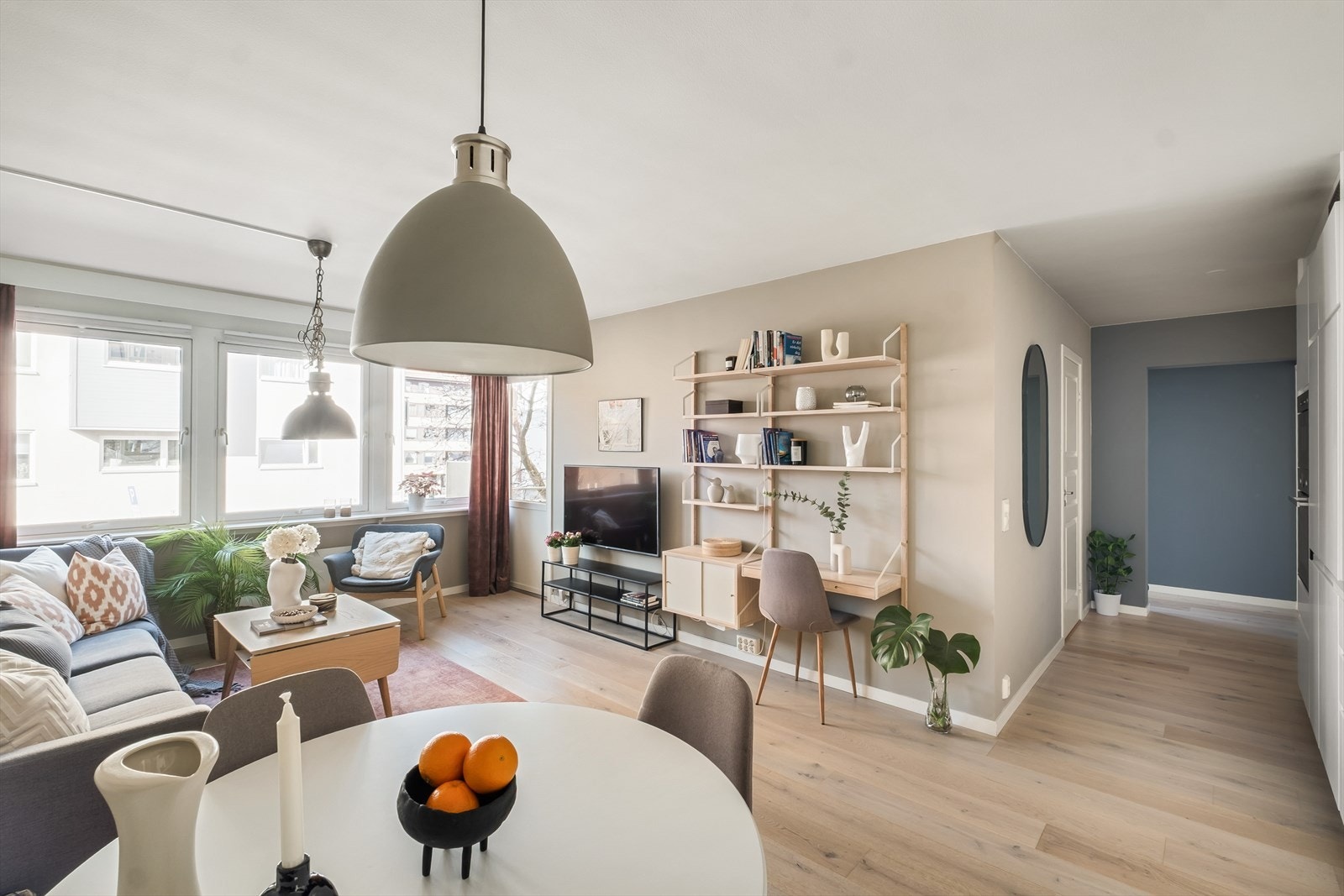 Leiligheten har en arealeffektiv planløsning med åpen stue-/ kjøkkenløsning og 4 soverom Galleribilde