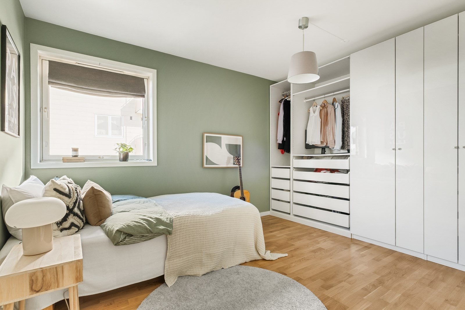 Leiligheten har 4 soverom - Hovedsoverommet er av god størrelse og har en romslig garderobeløsning Galleribilde