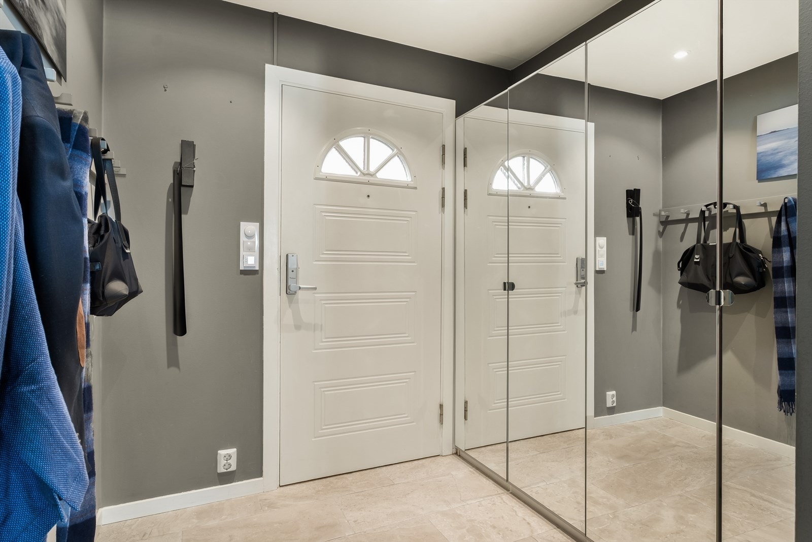 Her er det god plass til sko og yttertøy i flott innebygd garderobeløsning med speilfronter Galleribilde