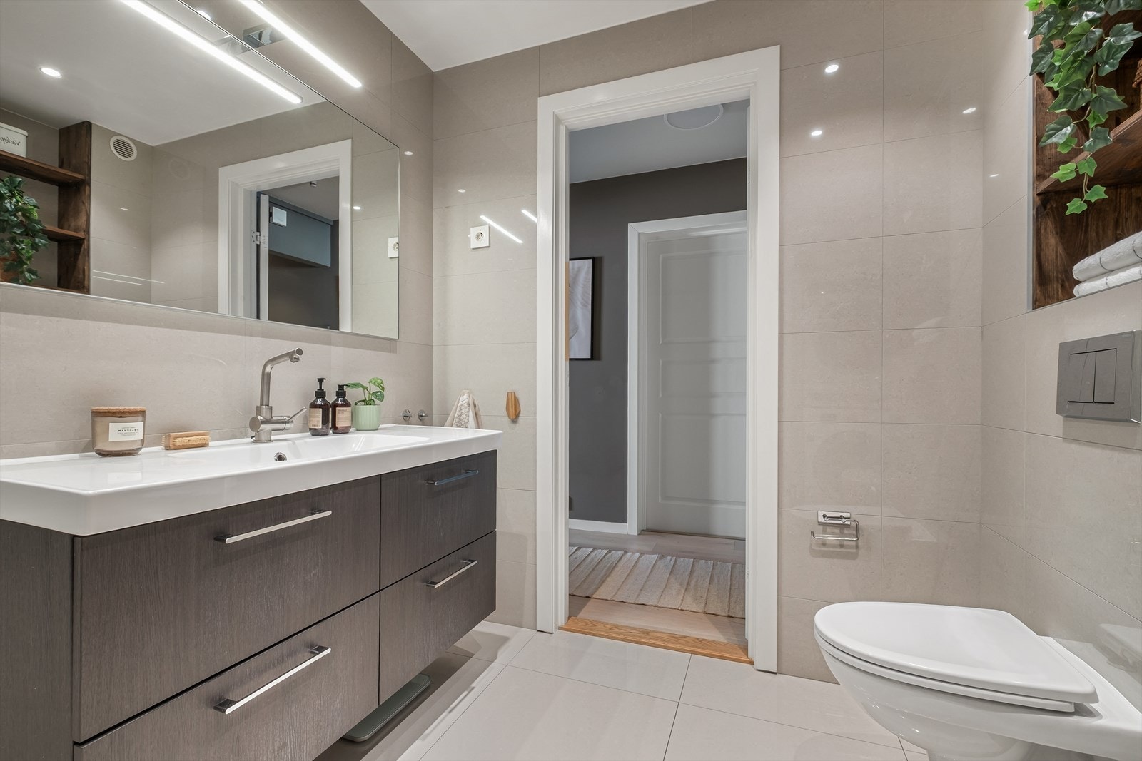 Flott plassbygget nisje over wc - Opplegg for vaskemaskin. Galleribilde