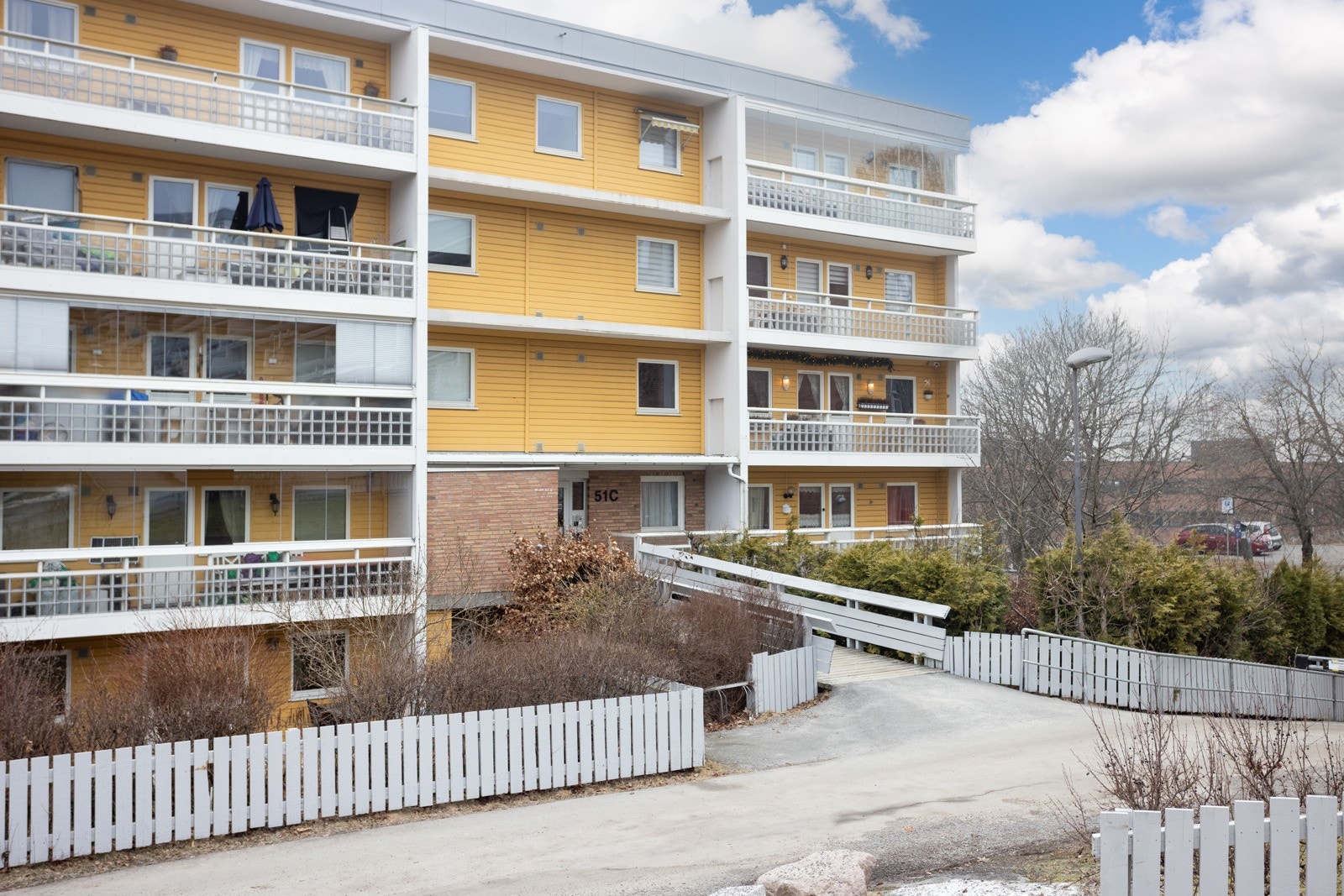 På tomten kan du som eier ha glede av pent opparbeidede og beplantede områder rundt bygningene Galleribilde