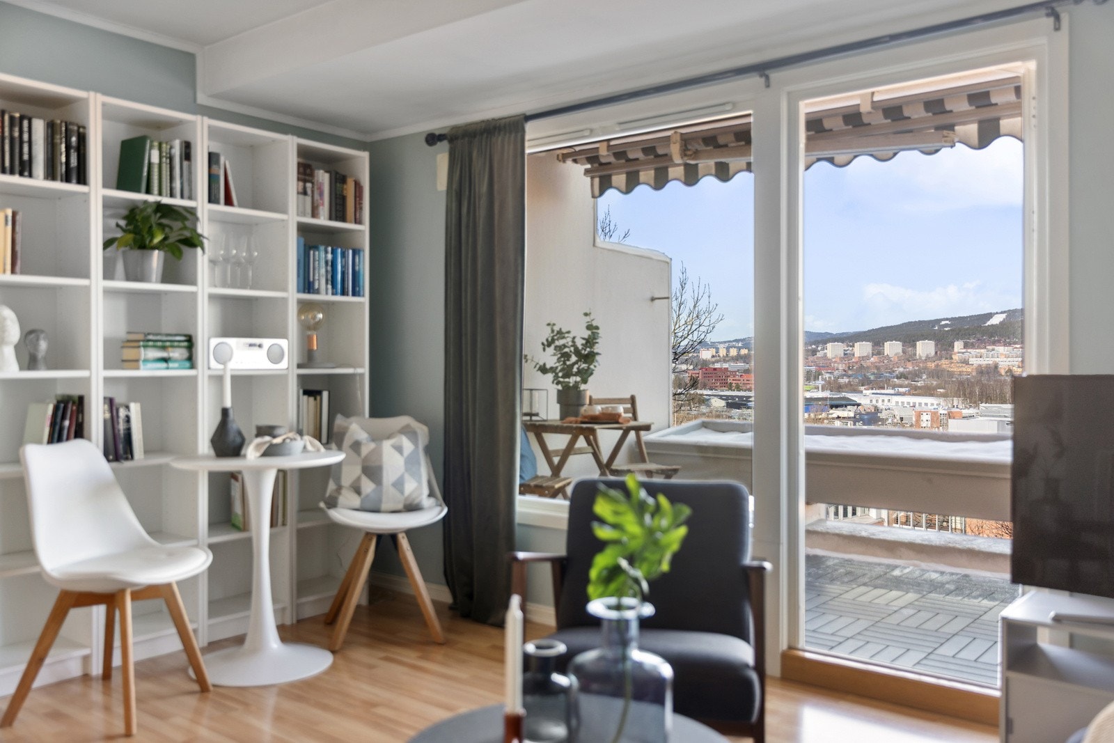 Fra stuen er det direkte utgang til en terrasse på 12,3 kvm som utvider bruksområdet ytterligere Galleribilde