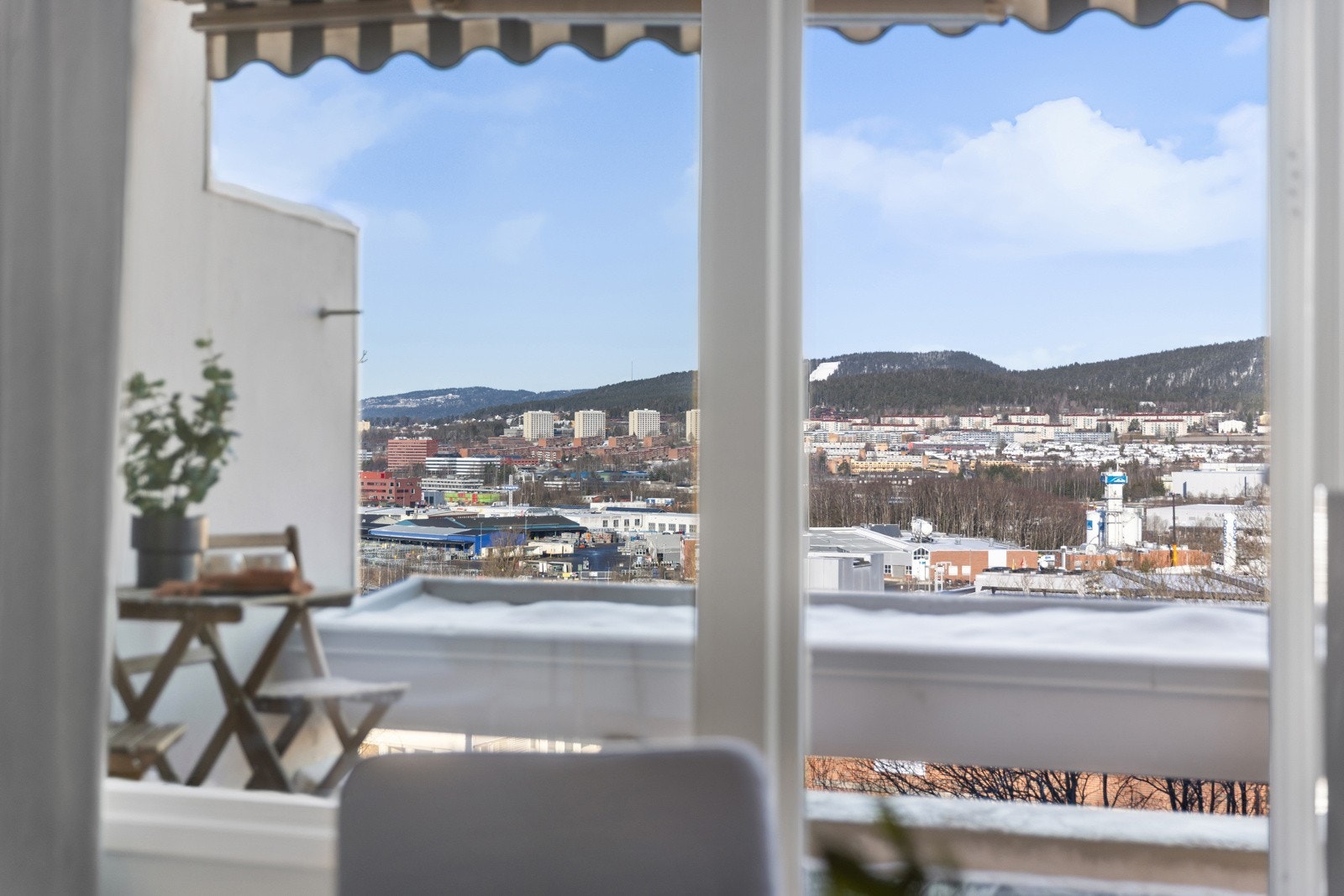 Fra stuen har du fantastisk utsikt helt til Holmenkollen Galleribilde