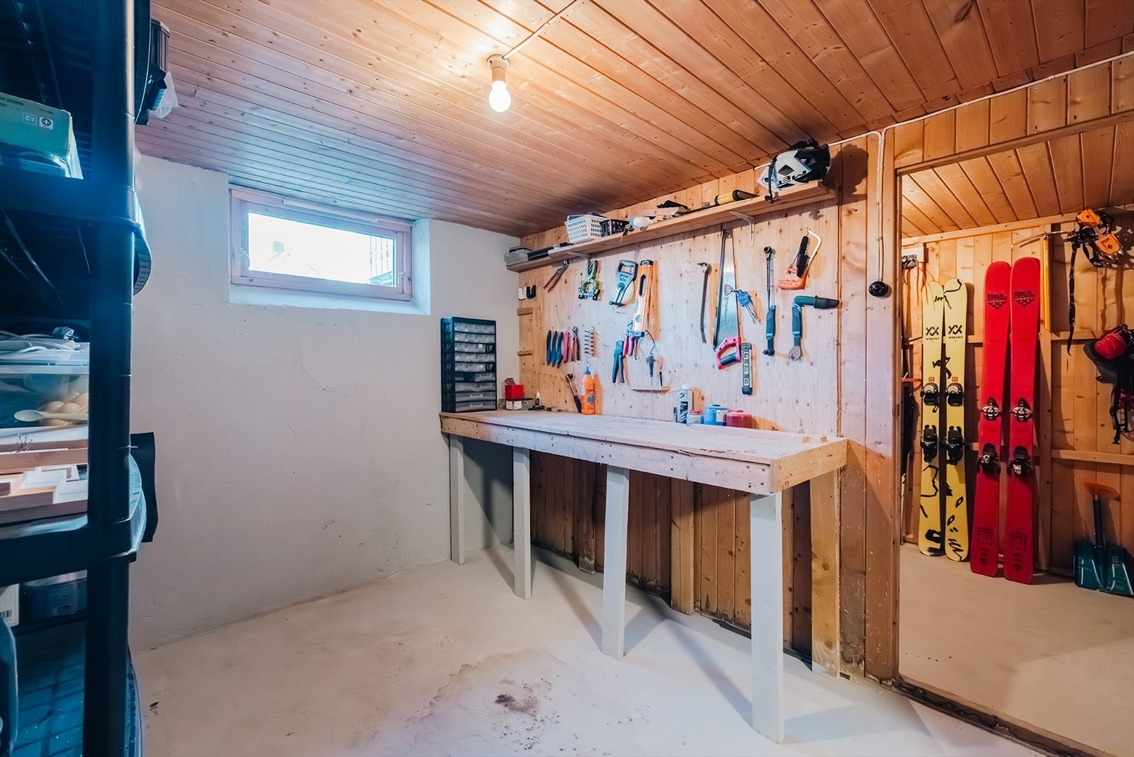 I tillegg til leilighetsarealet disponerer leiligheten bod i kjelleren på 14 kvm samt 1/4 av innredet loft, som er egnet for lagring. Galleribilde