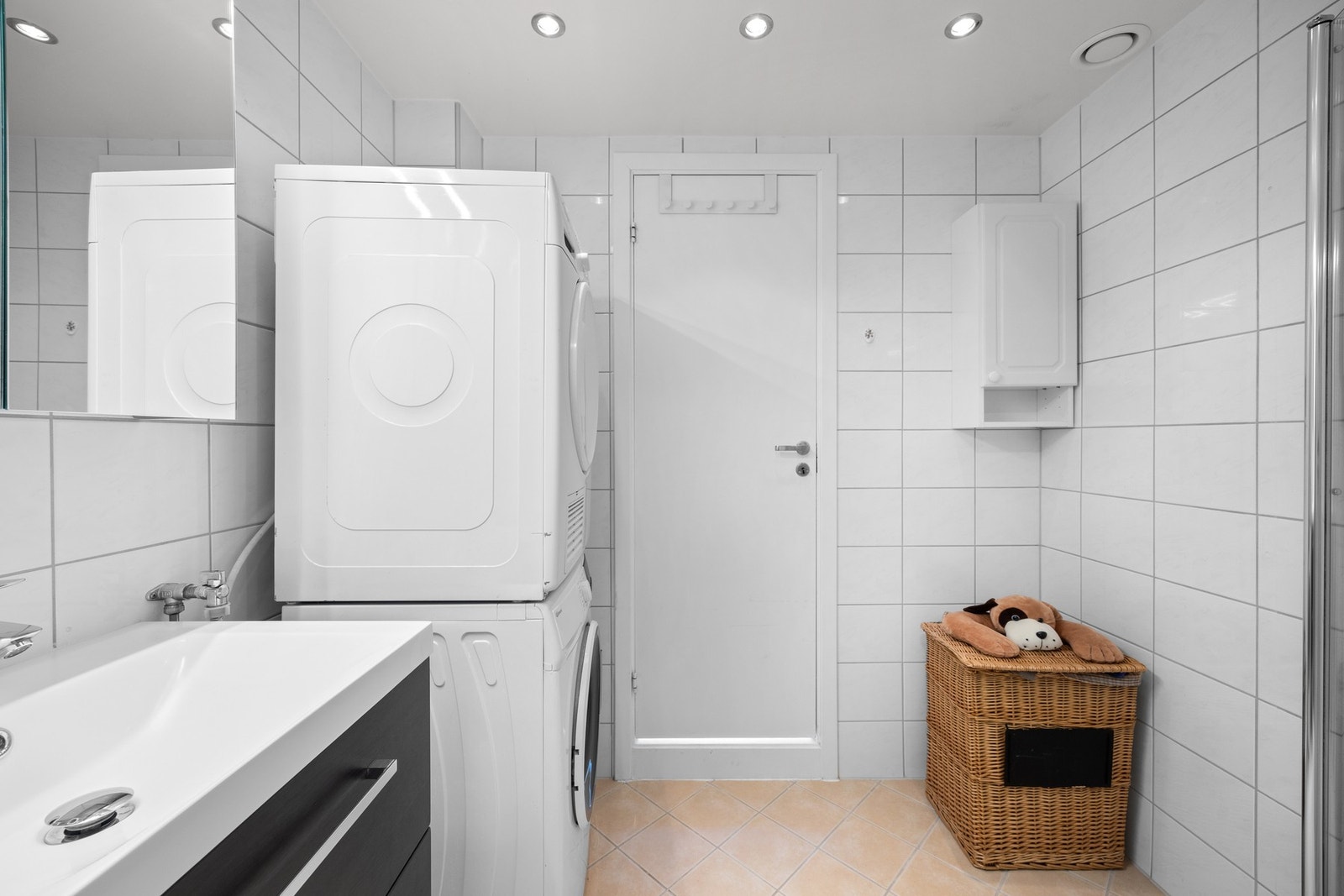 Badet er flislagt og modernisert i 2012. Rommet er utstyrt med termostatstyrte varmekabler som bidrar til jevn og behagelig varme på gulvet Galleribilde