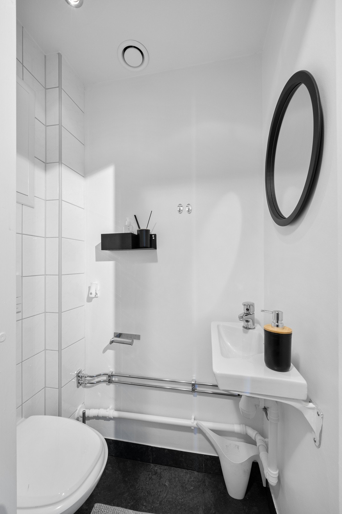 WC-rom. Downlights i himlingen bidrar til et moderne uttrykk og skaper et lyst og innbydende baderom. Galleribilde